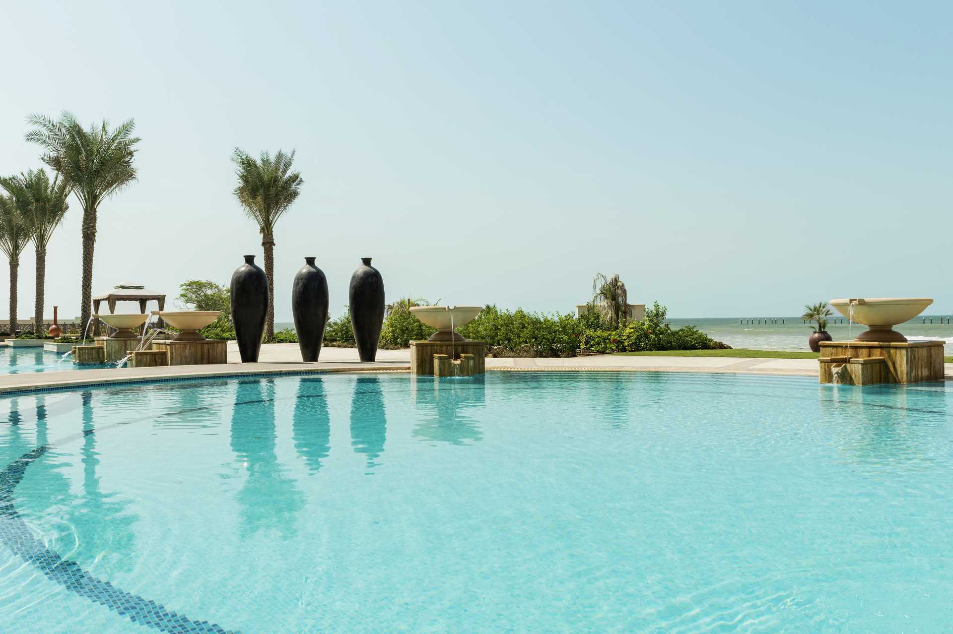 Zwembad bij Ajman Saray, a Luxury Collection Resort in Ajman, Verenigde Arabische Emiraten.