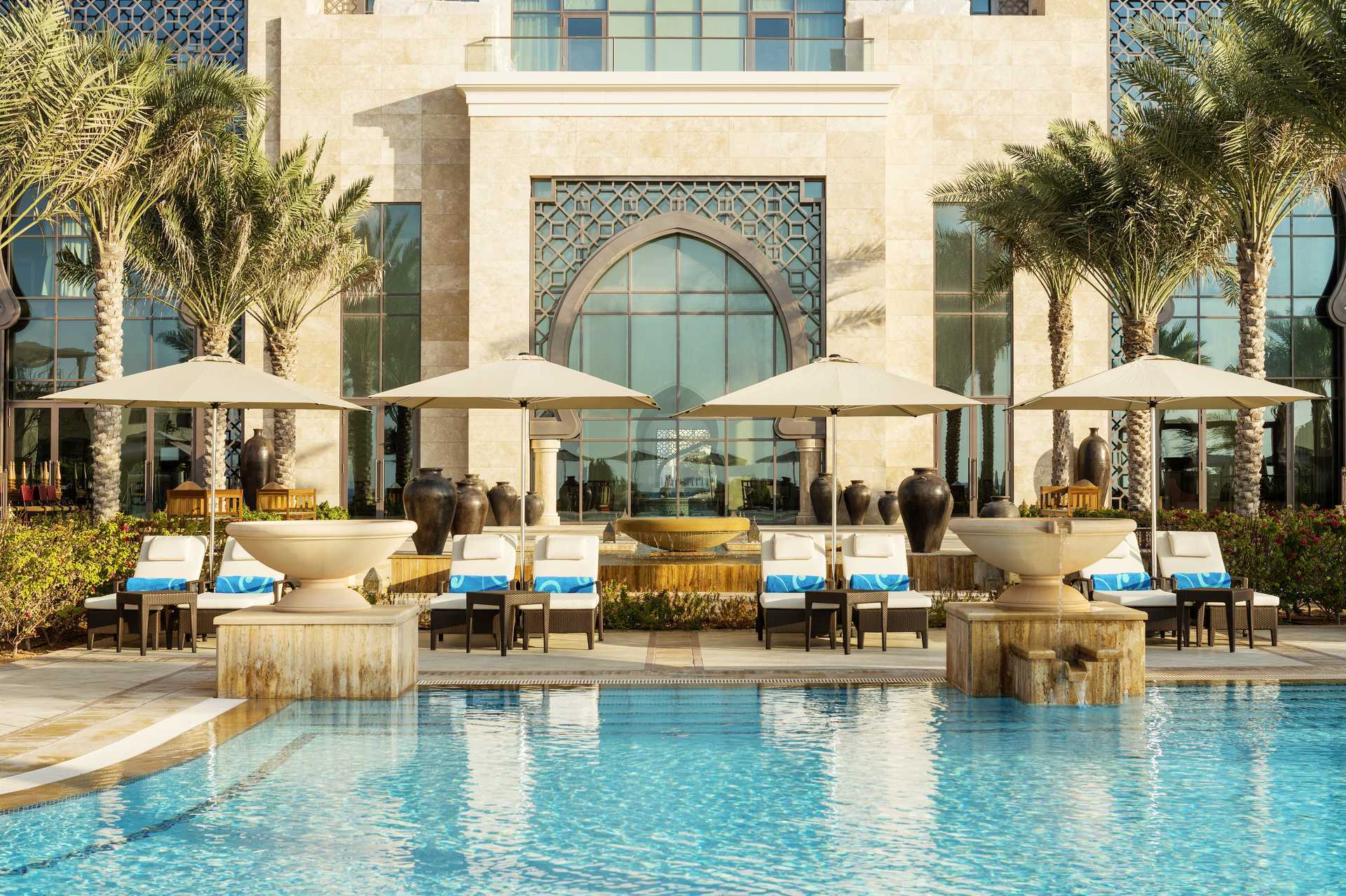 Zwembad bij Ajman Saray, a Luxury Collection Resort in Ajman, Verenigde Arabische Emiraten.