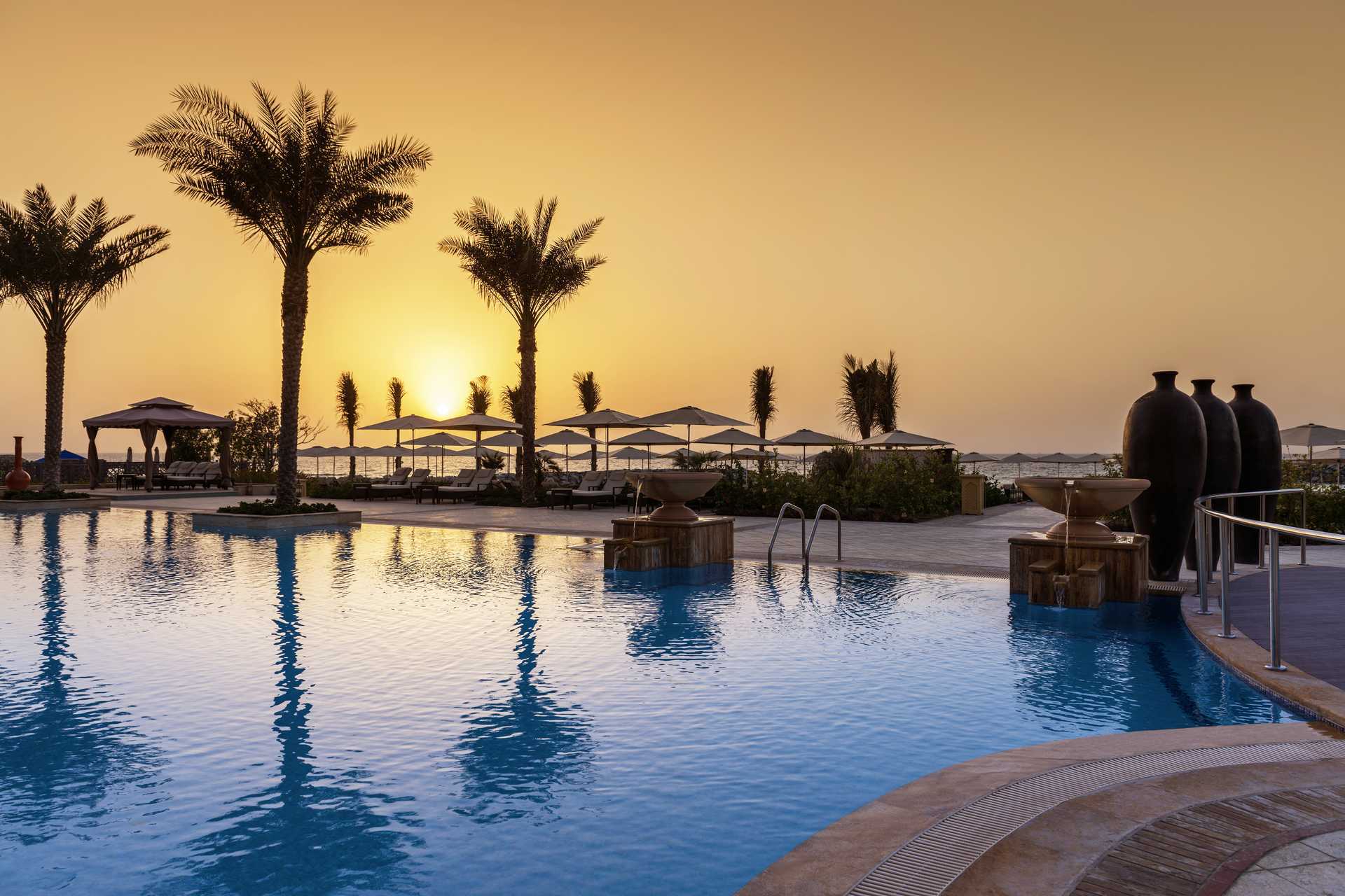 Zwembad bij Ajman Saray, a Luxury Collection Resort in Ajman, Verenigde Arabische Emiraten.