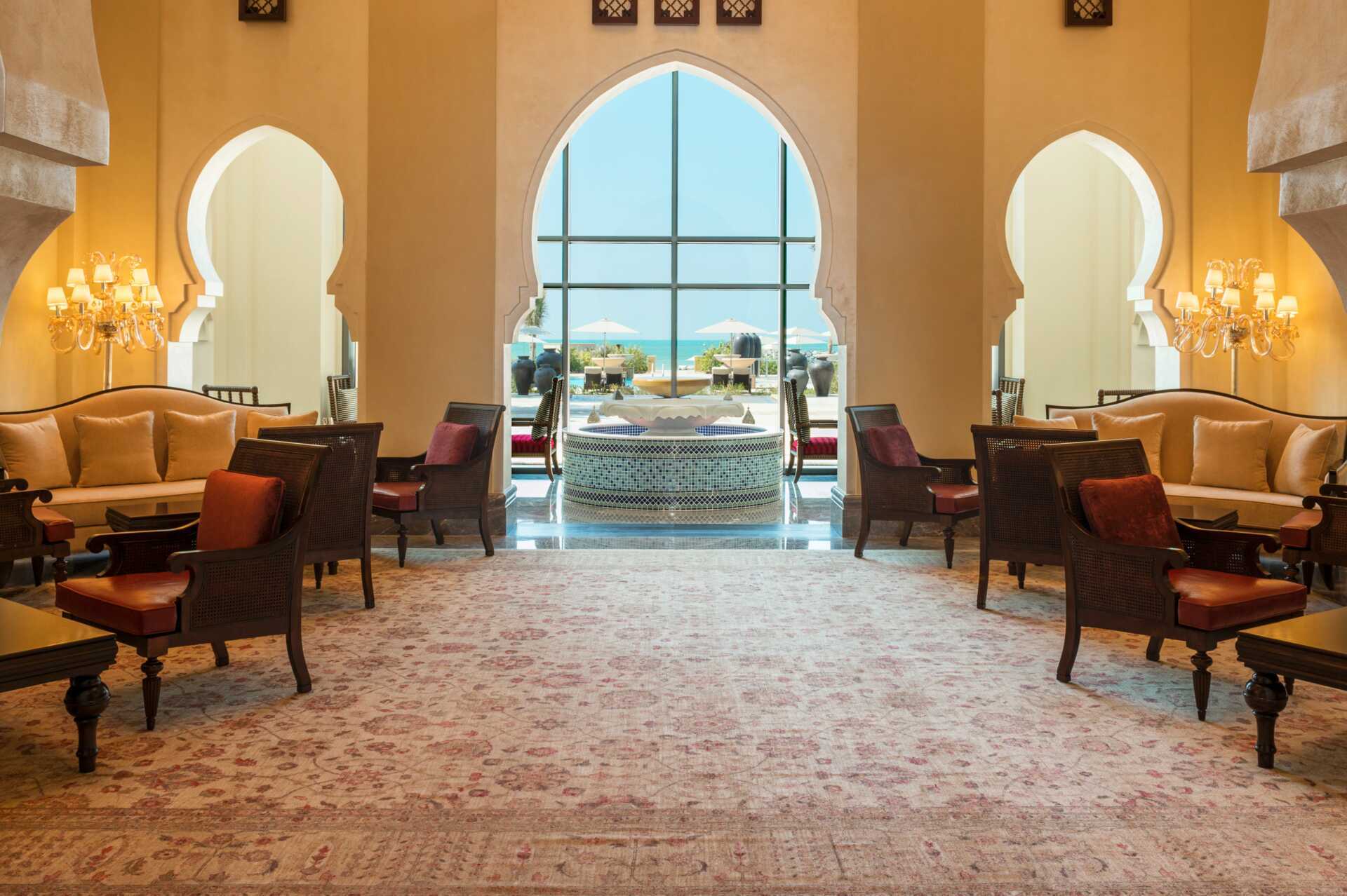 Lobby bij Ajman Saray, a Luxury Collection Resort in Ajman, Verenigde Arabische Emiraten.