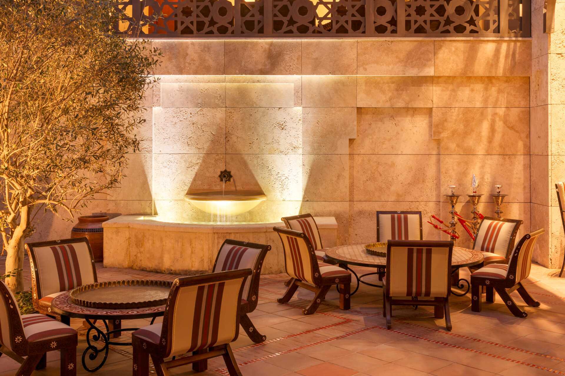 Bar bij Ajman Saray, a Luxury Collection Resort in Ajman, Verenigde Arabische Emiraten.