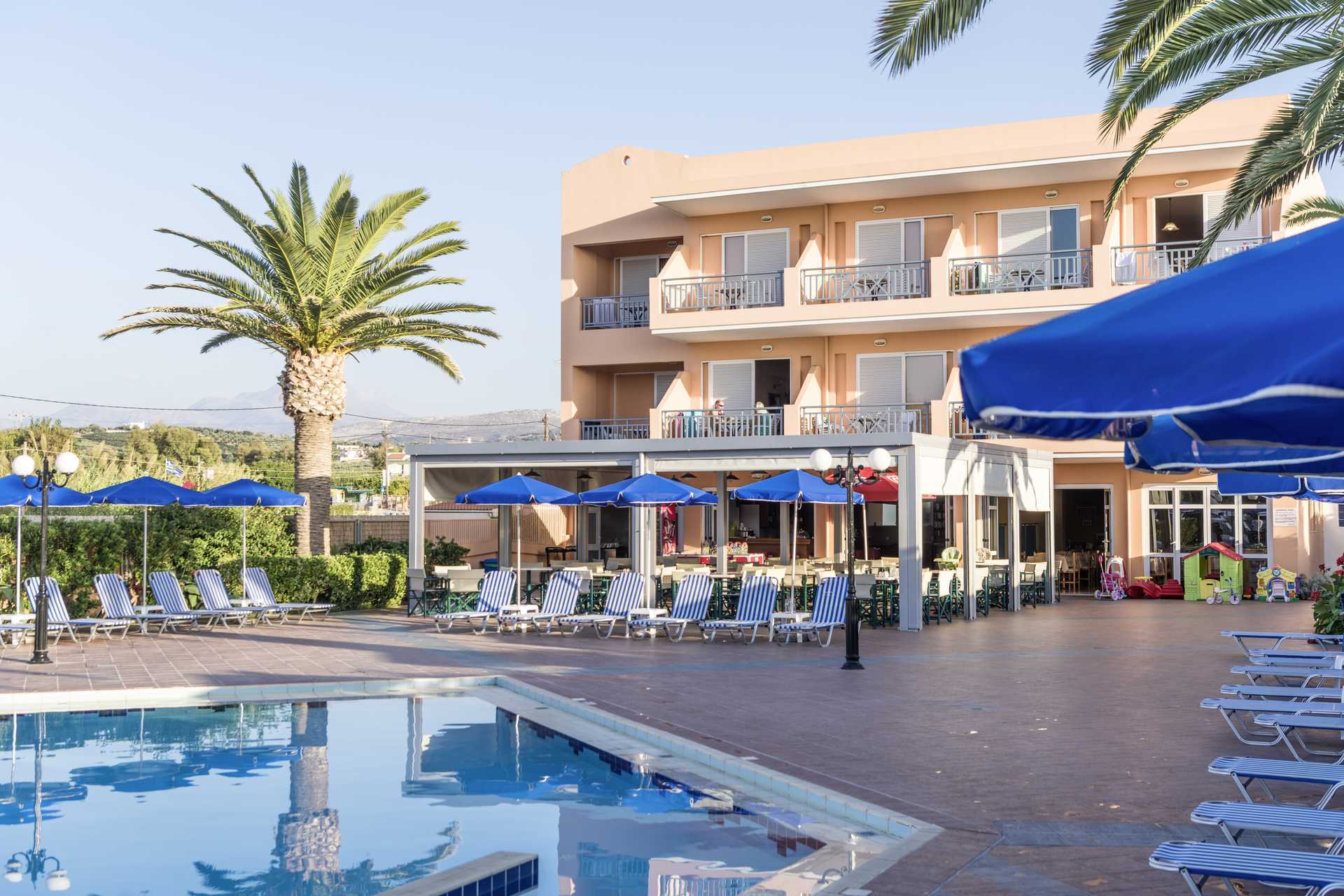 Het zwembadgedeelte van hotel Akti Chara in Rethymnon op Kreta, Griekenland.