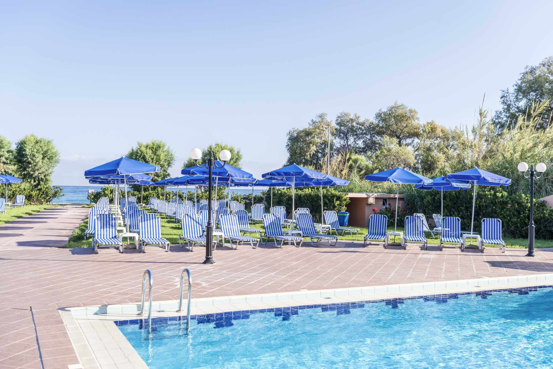 Het zwembadgedeelte van hotel Akti Chara in Rethymnon op Kreta, Griekenland.