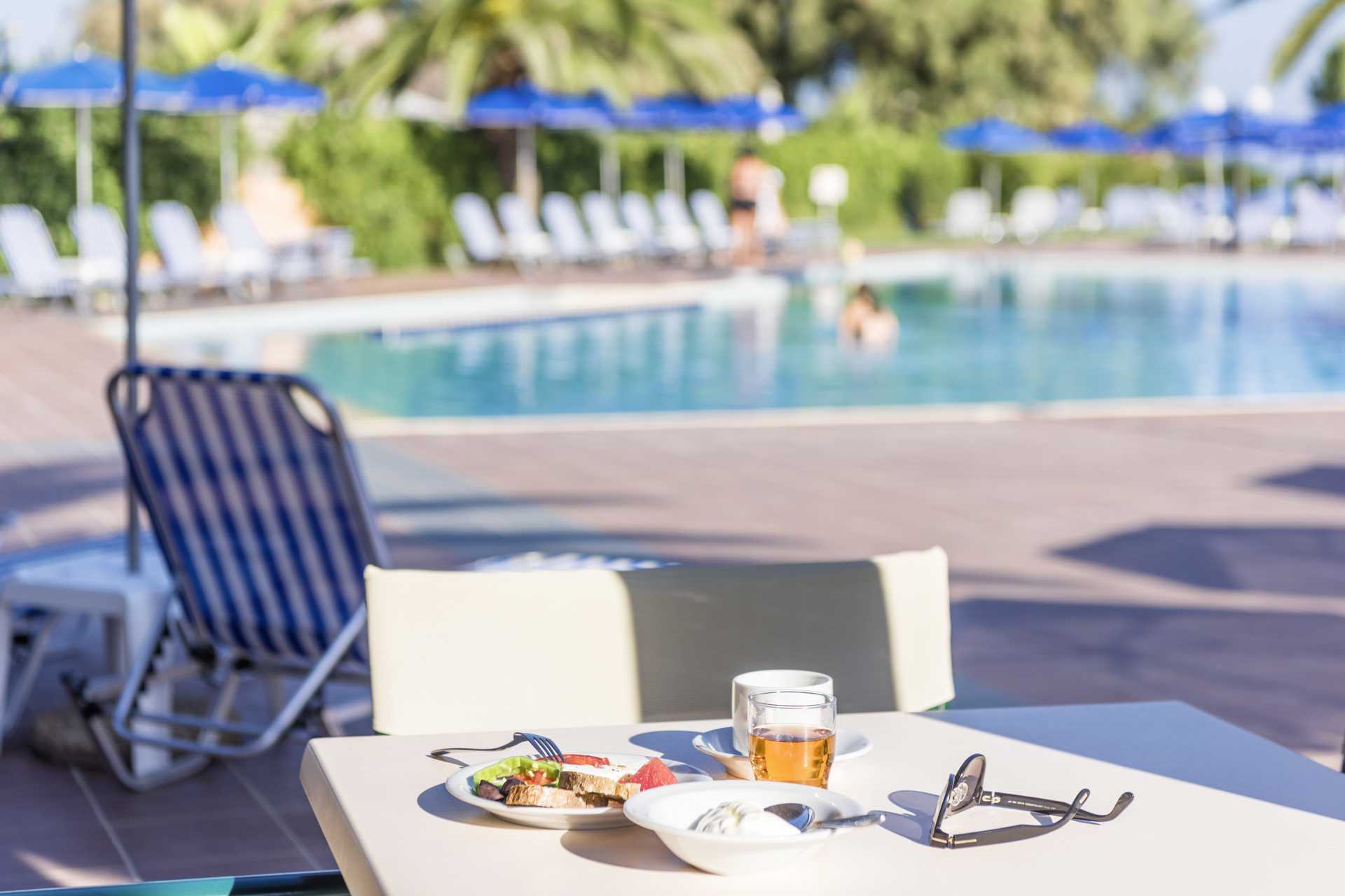 Het zwembadgedeelte van hotel Akti Chara in Rethymnon op Kreta, Griekenland.