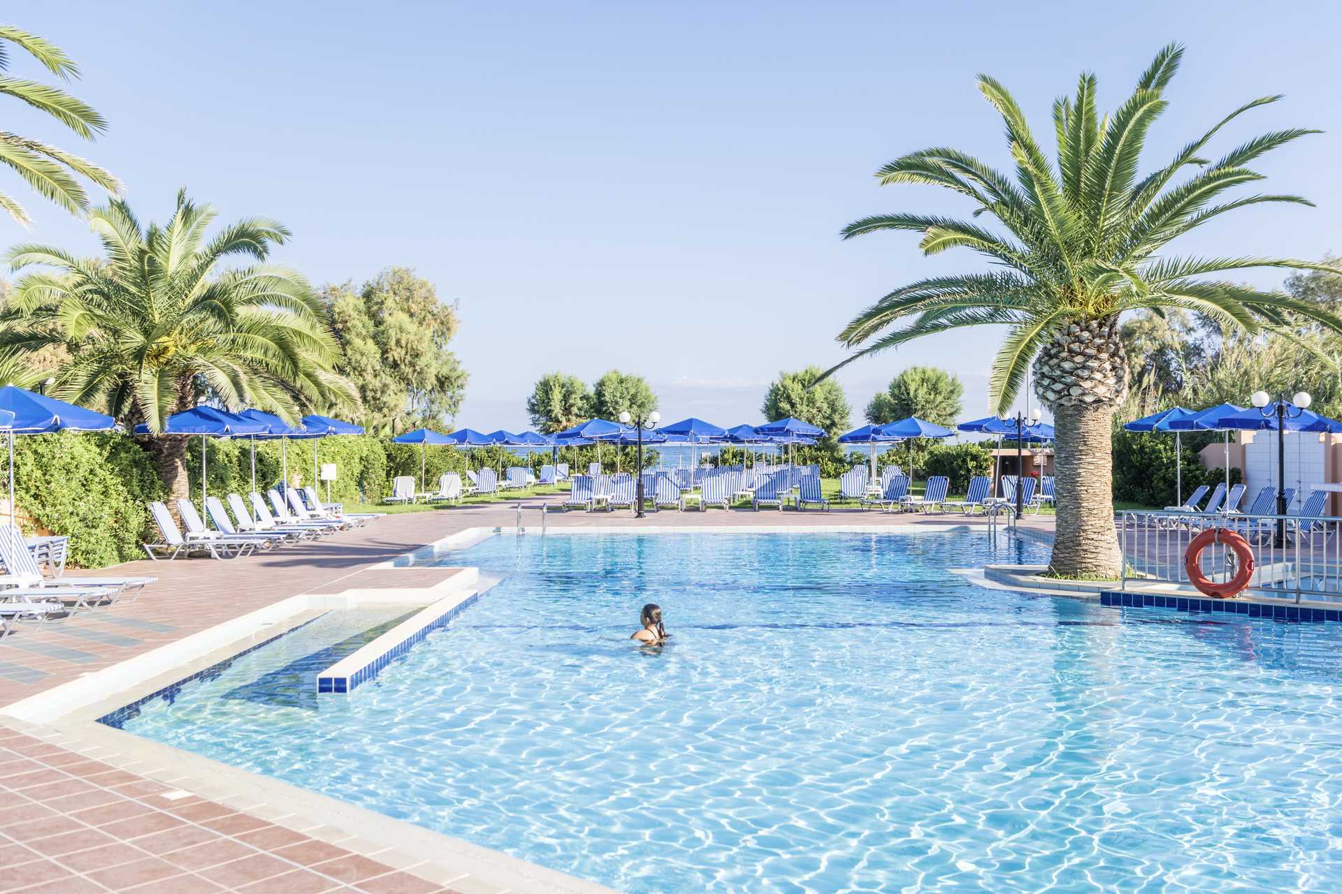 Het zwembadgedeelte van hotel Akti Chara in Rethymnon op Kreta, Griekenland.