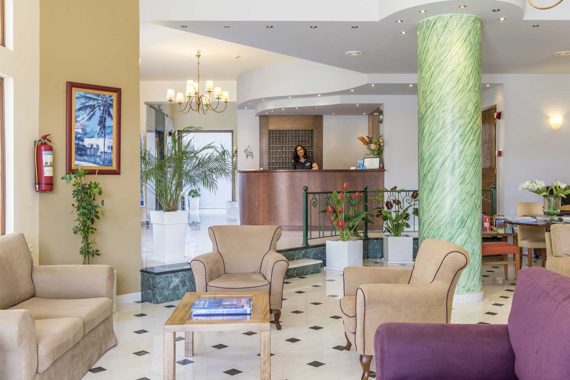 De receptie in het hotel Akti Chara in Rethymnon op Kreta, Griekenland.