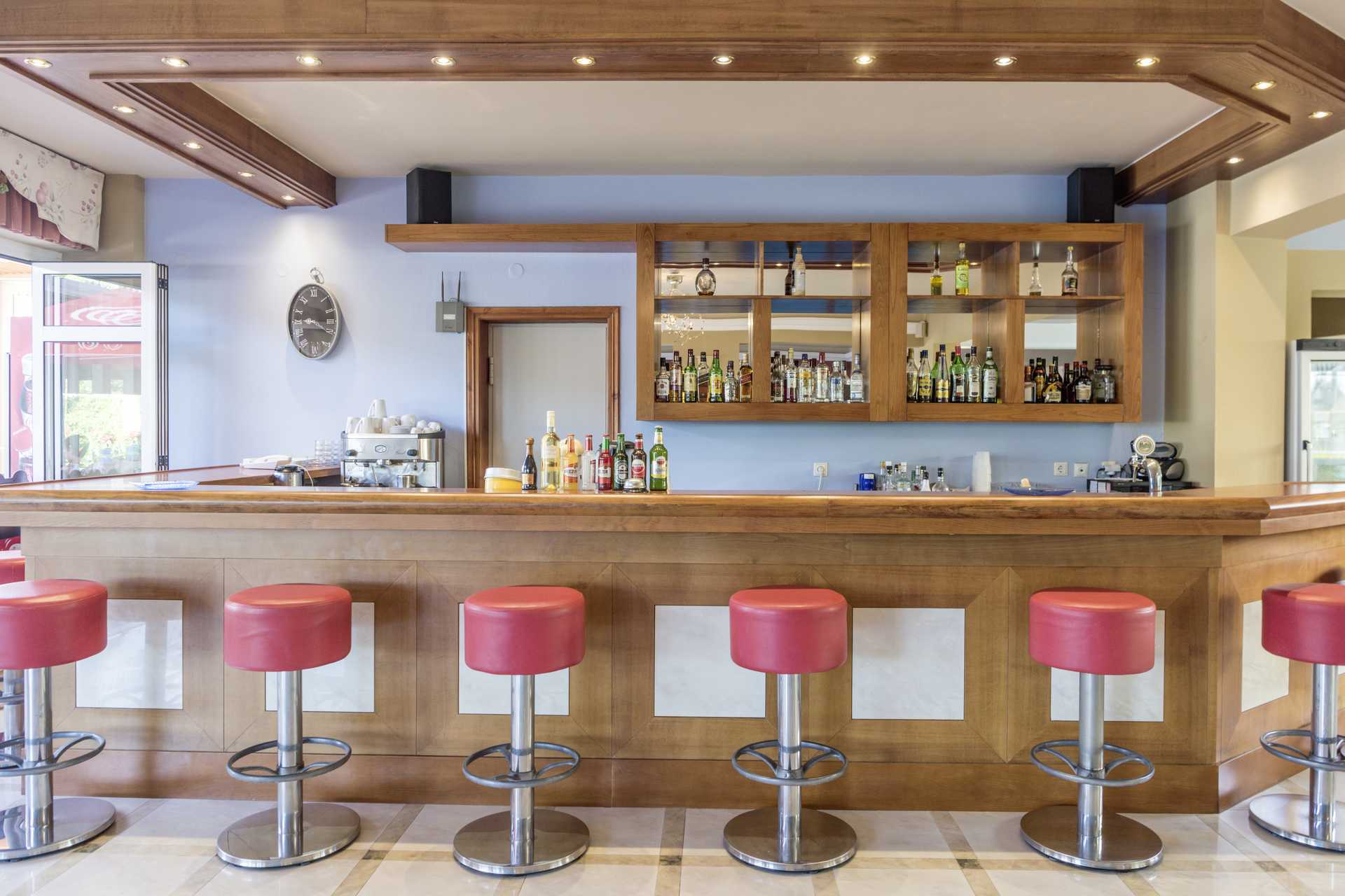 Bar in hotel Akti Chara in Rethymnon op Kreta, Griekenland.