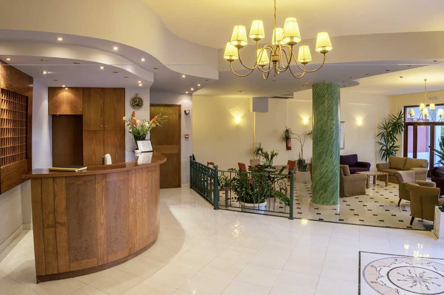 Lobby in hotel Akti Chara in Rethymnon op Kreta, Griekenland.