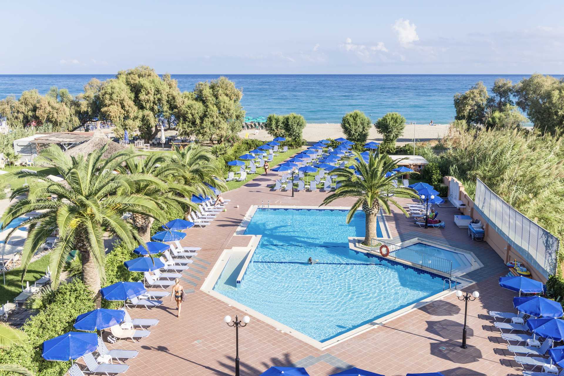 Het zwembadgedeelte van hotel Akti Chara in Rethymnon op Kreta, Griekenland.