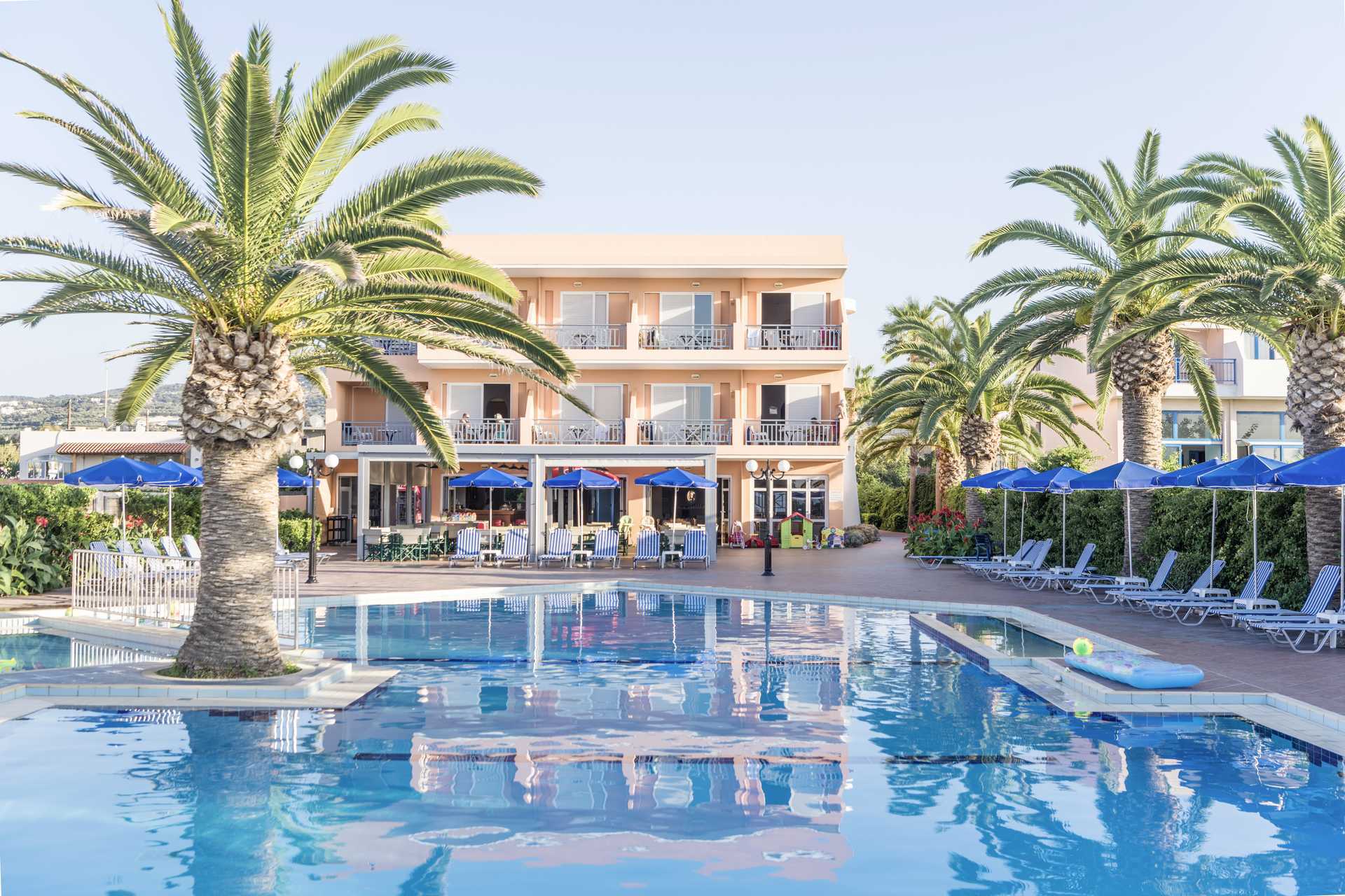 Het zwembadgedeelte van hotel Akti Chara in Rethymnon op Kreta, Griekenland.