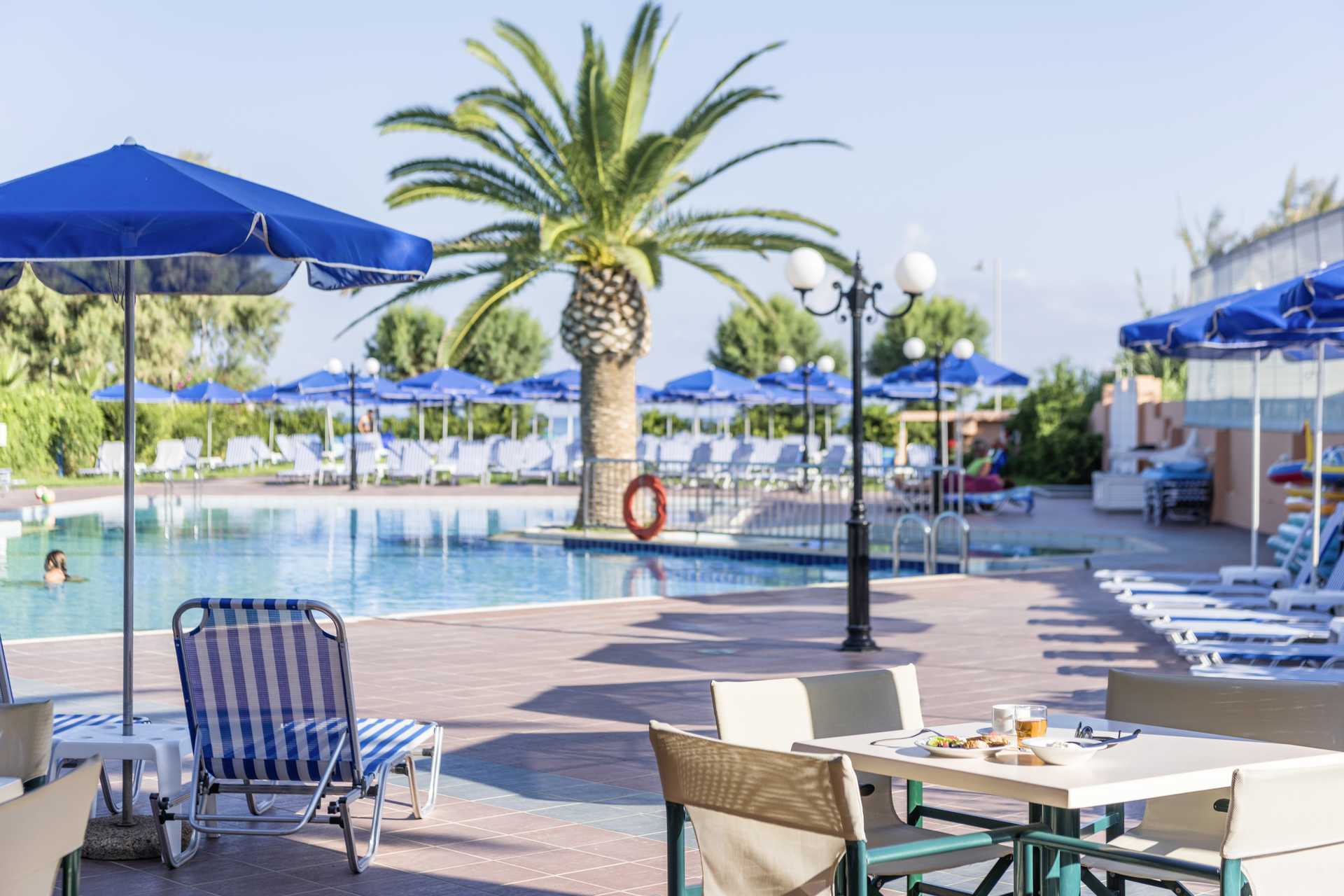 Het zwembadgedeelte van hotel Akti Chara in Rethymnon op Kreta, Griekenland.