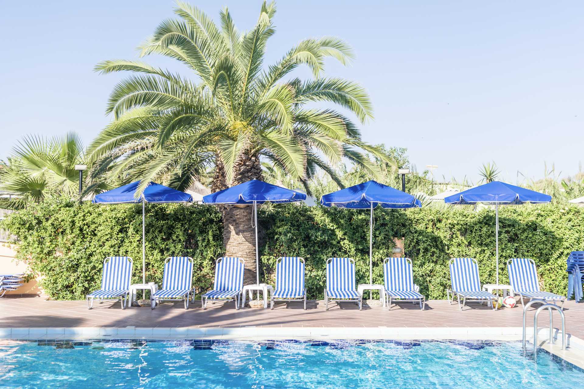 Het zwembadgedeelte van hotel Akti Chara in Rethymnon op Kreta, Griekenland.