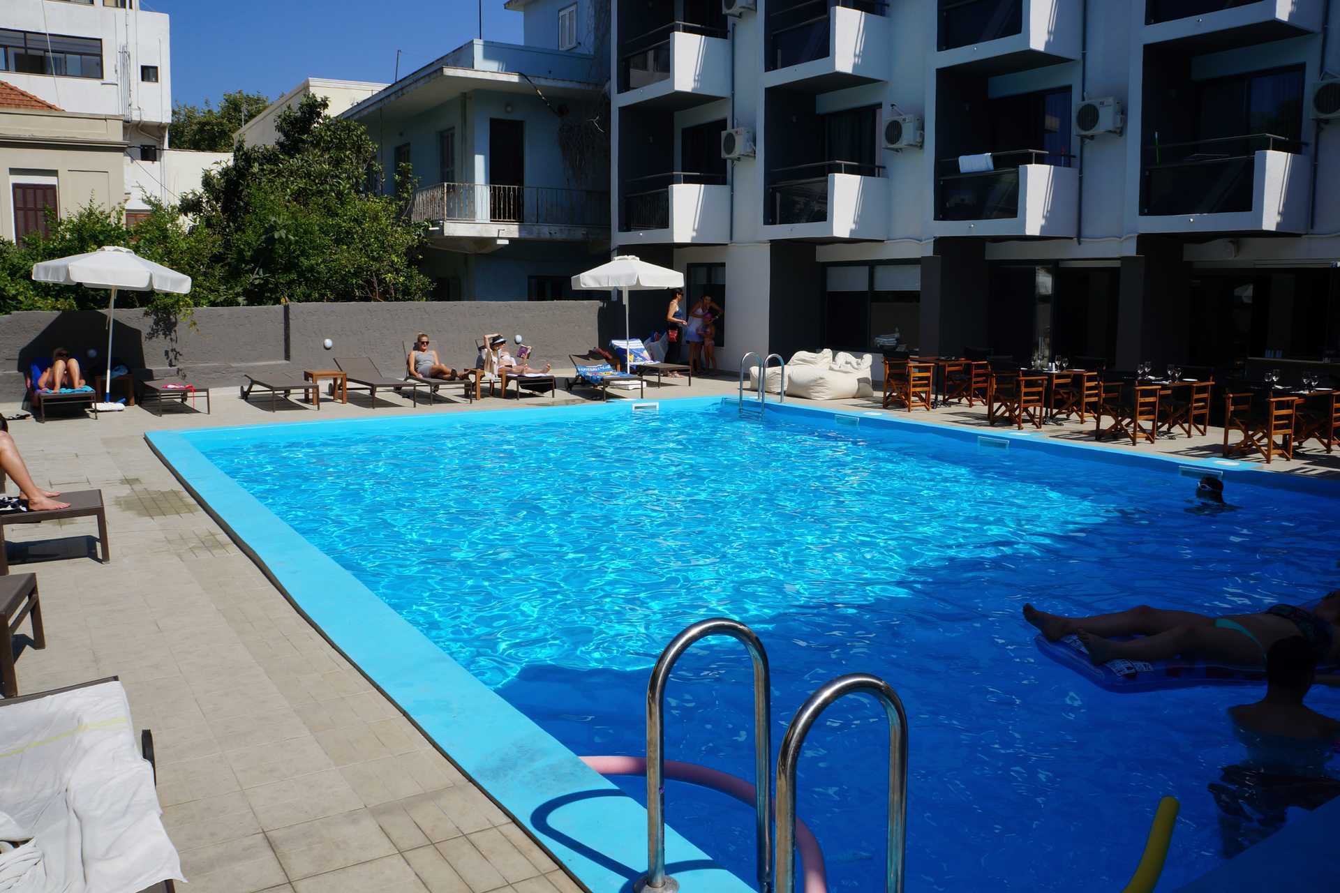 Het zwembadgedeelte van hotel Amphitryon in Rhodos-stad, Griekenland.