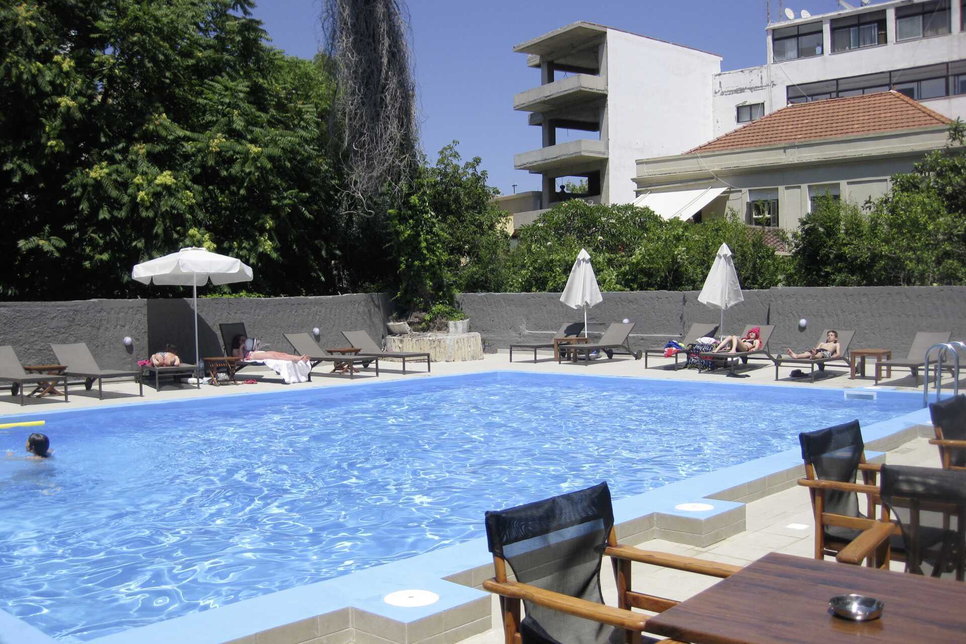 Het zwembadgedeelte van hotel Amphitryon in Rhodos-stad, Griekenland.