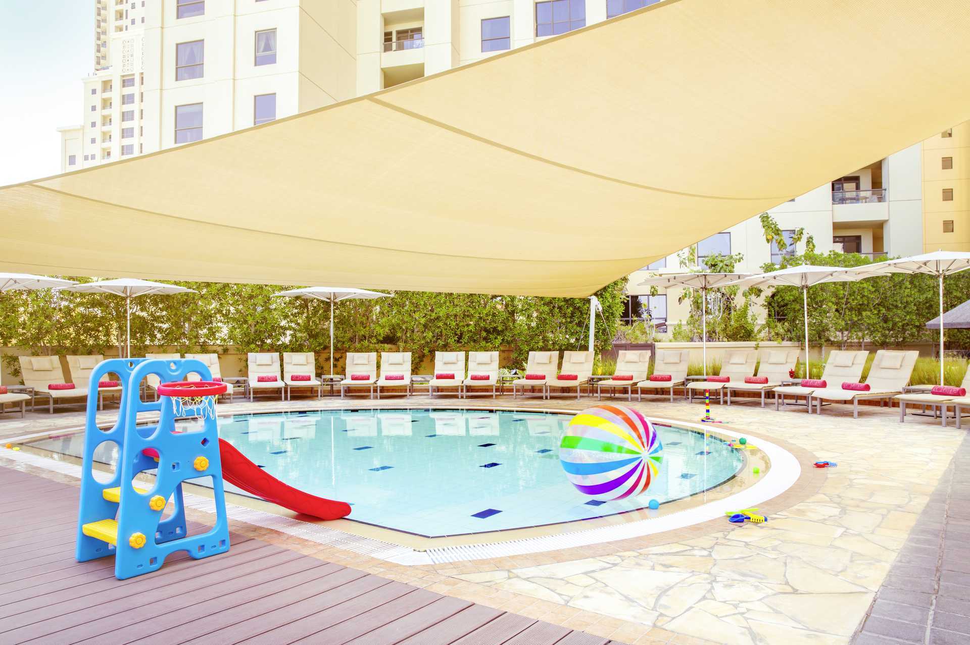 Kinderzwembad op Amwaj Rotana Jumeirah Beach in Dubai, Verenigde Arabische Emiraten.