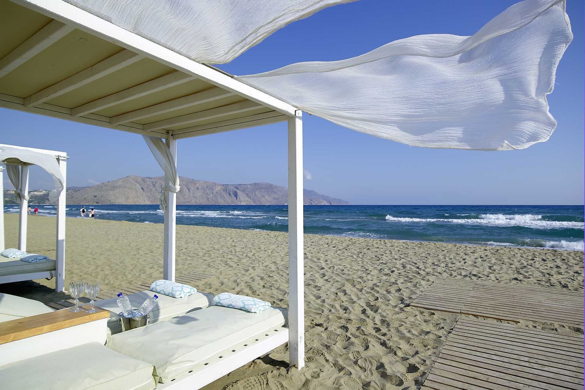 Het strand van Anemos Luxury Grand Resort in Georgiopolis op Kreta.