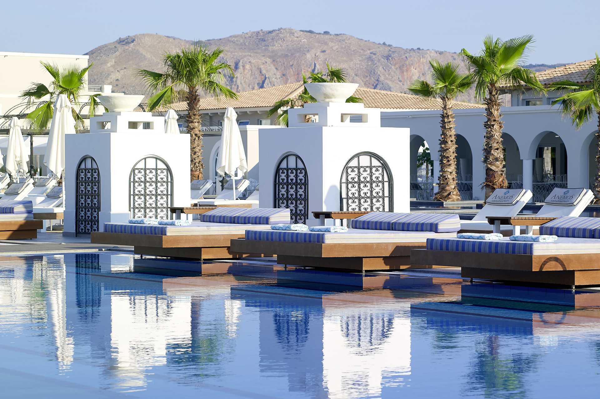 Zwembadgedeelte bij Anemos Luxury Grand Resort in Georgiopolis.