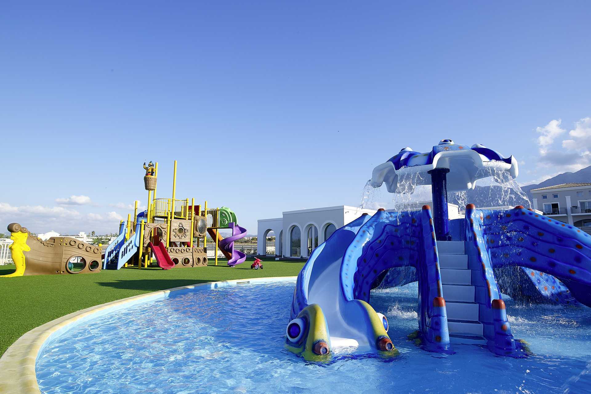 Kinderzwembad en speeltuin in Anemos Luxury Grand Resort in Georgiopolis.