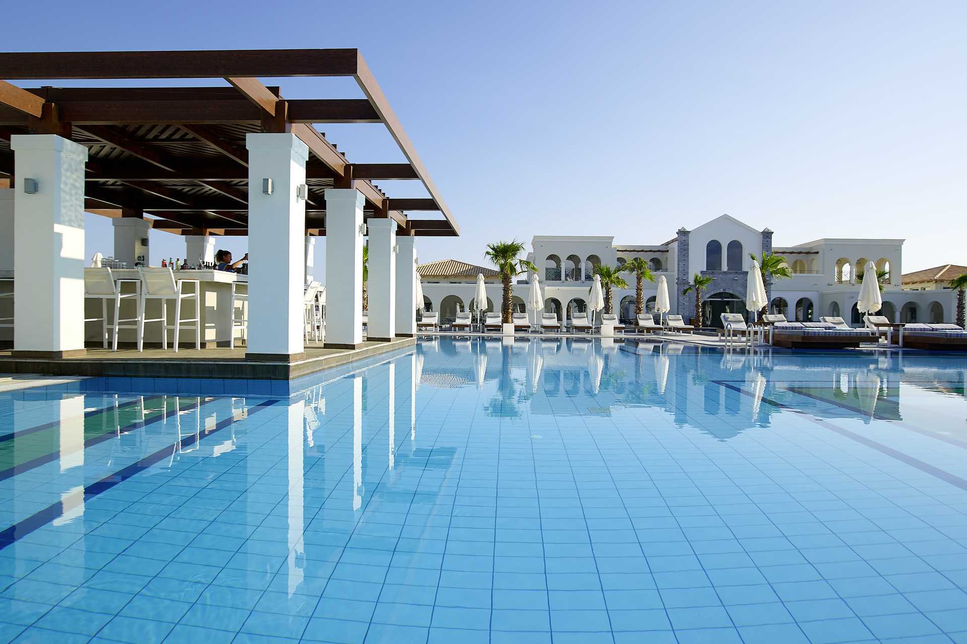 De zwembadbar van het Anemos Luxury Grand Resort in Georgiopolis op Kreta.