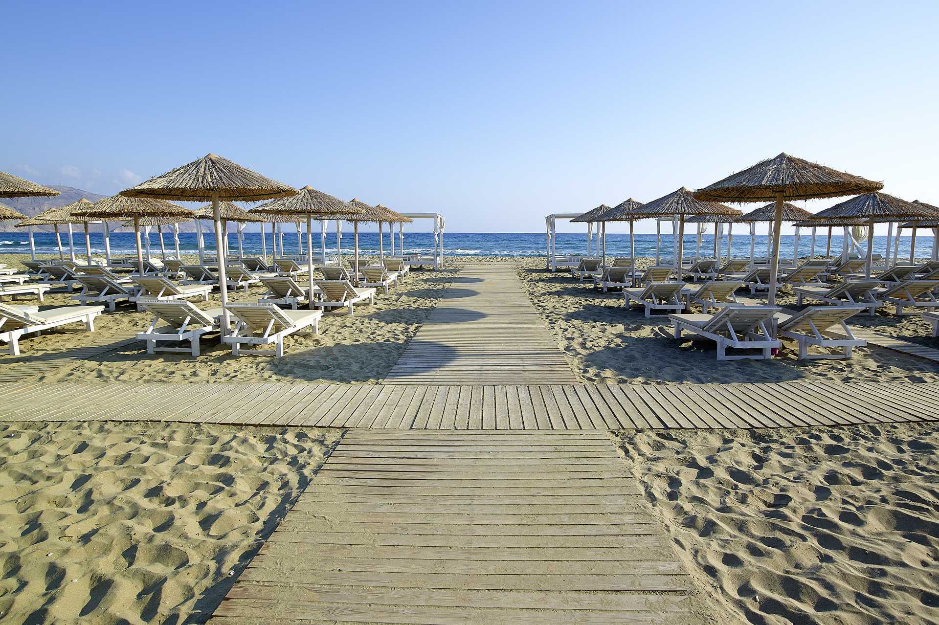 Het strand van Anemos Luxury Grand Resort in Georgiopolis op Kreta.