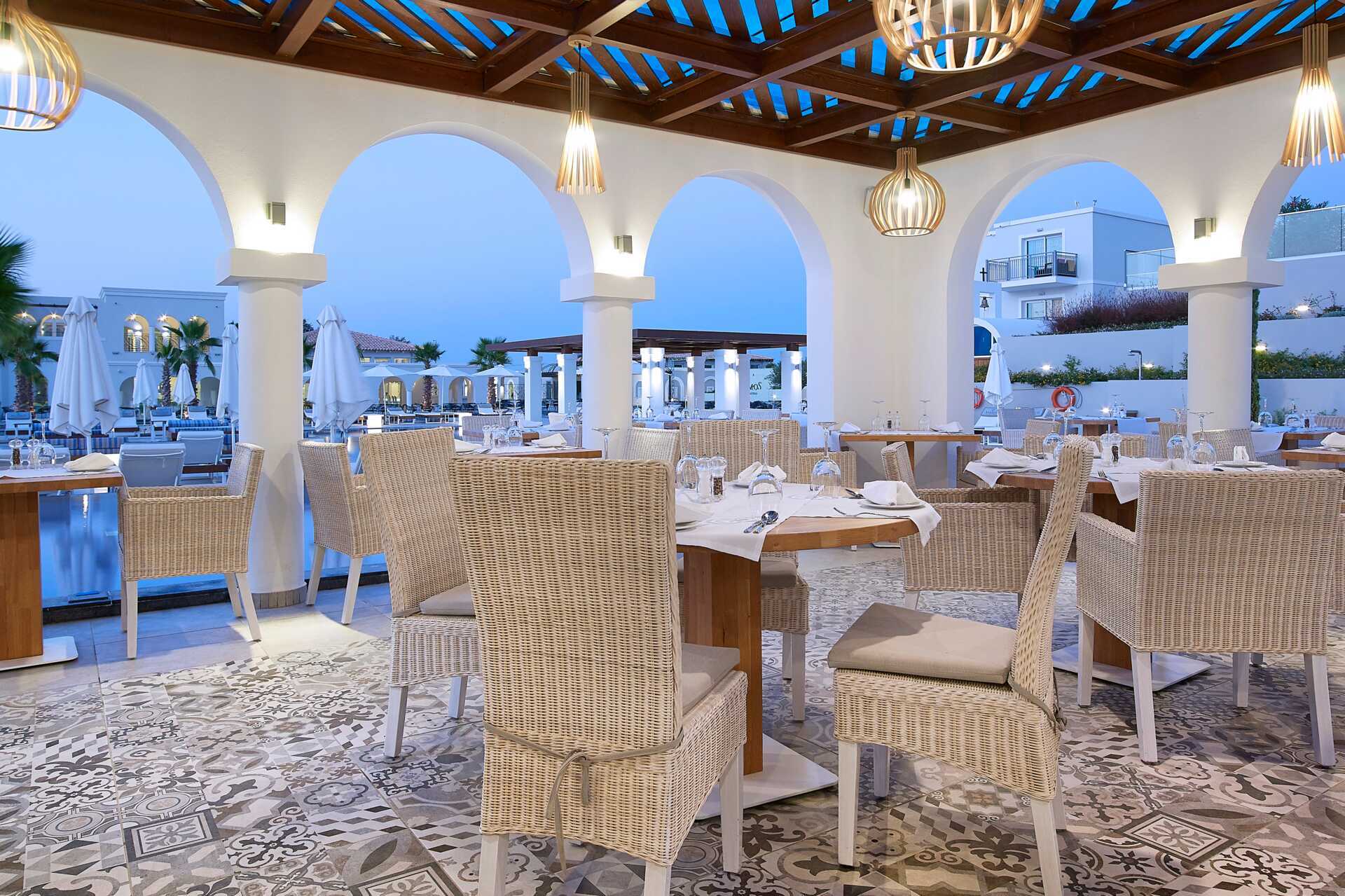 Ostria, een van de à-la-carterestaurants van Anemos Luxury Grand Resort.