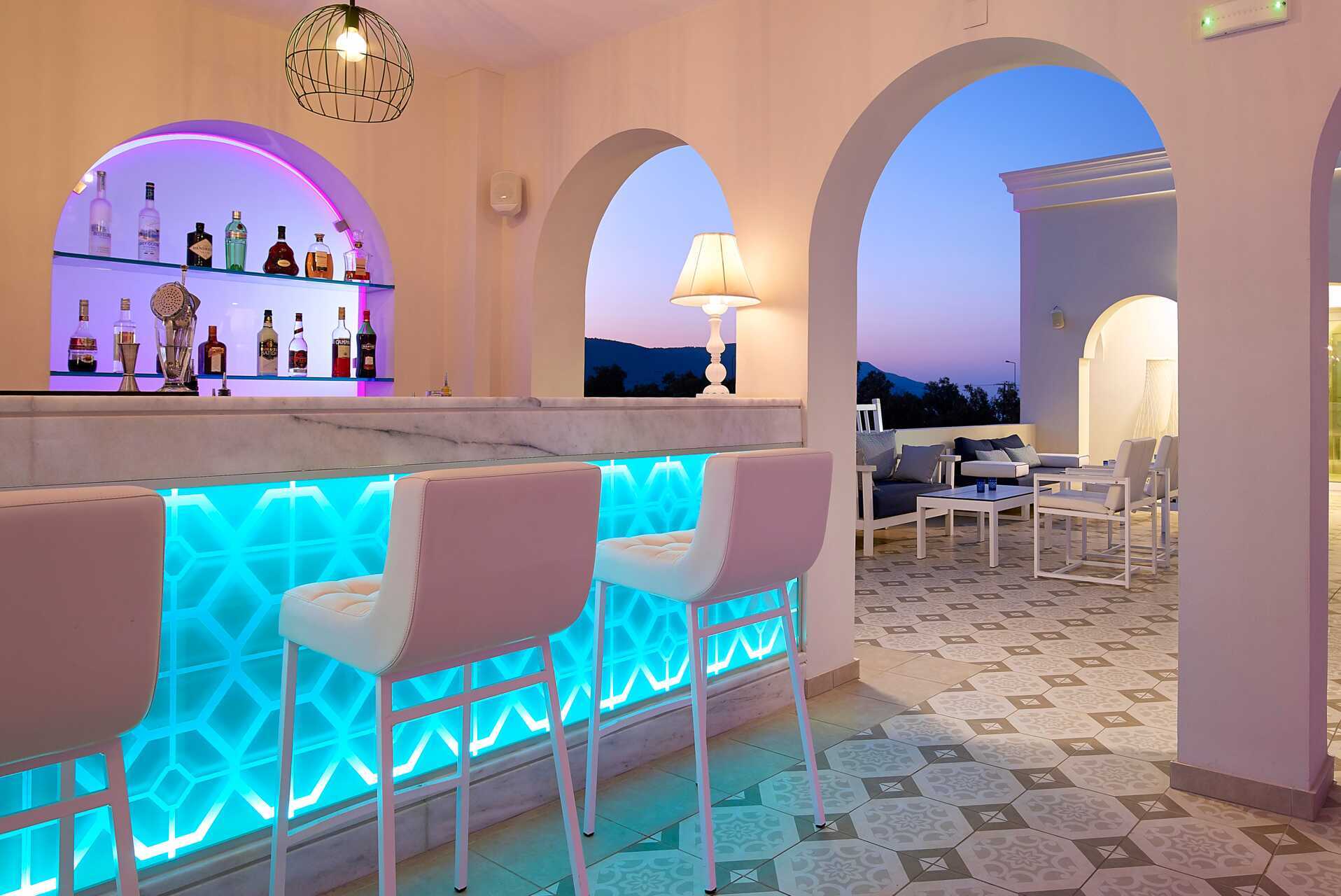 Bar op het dak van Anemos Luxury Grand Resort in Georgiopolis.