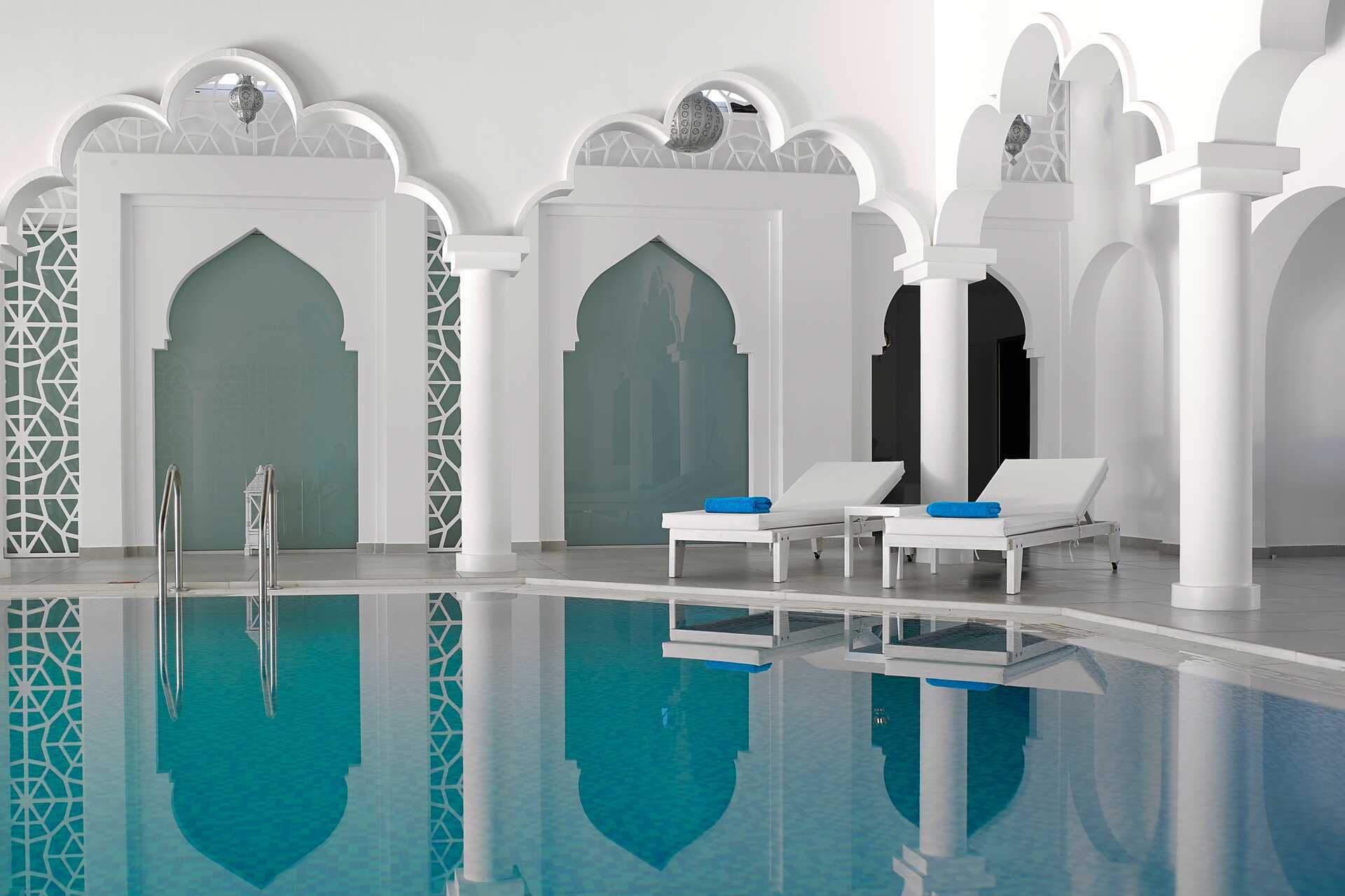 Binnenzwembad bij Anemos Luxury Grand Resort in Georgiopolis op Kreta.