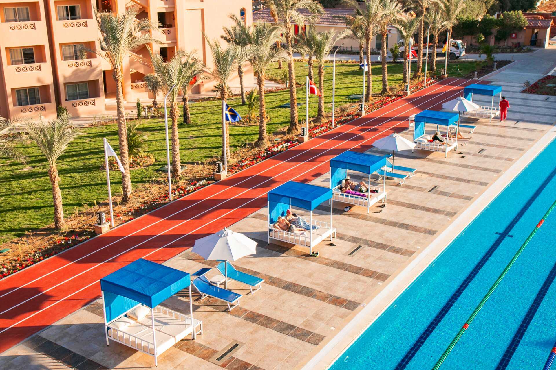 De atletiekbaan bij het Aqua Vista hotel in Hurghada, Egypte.