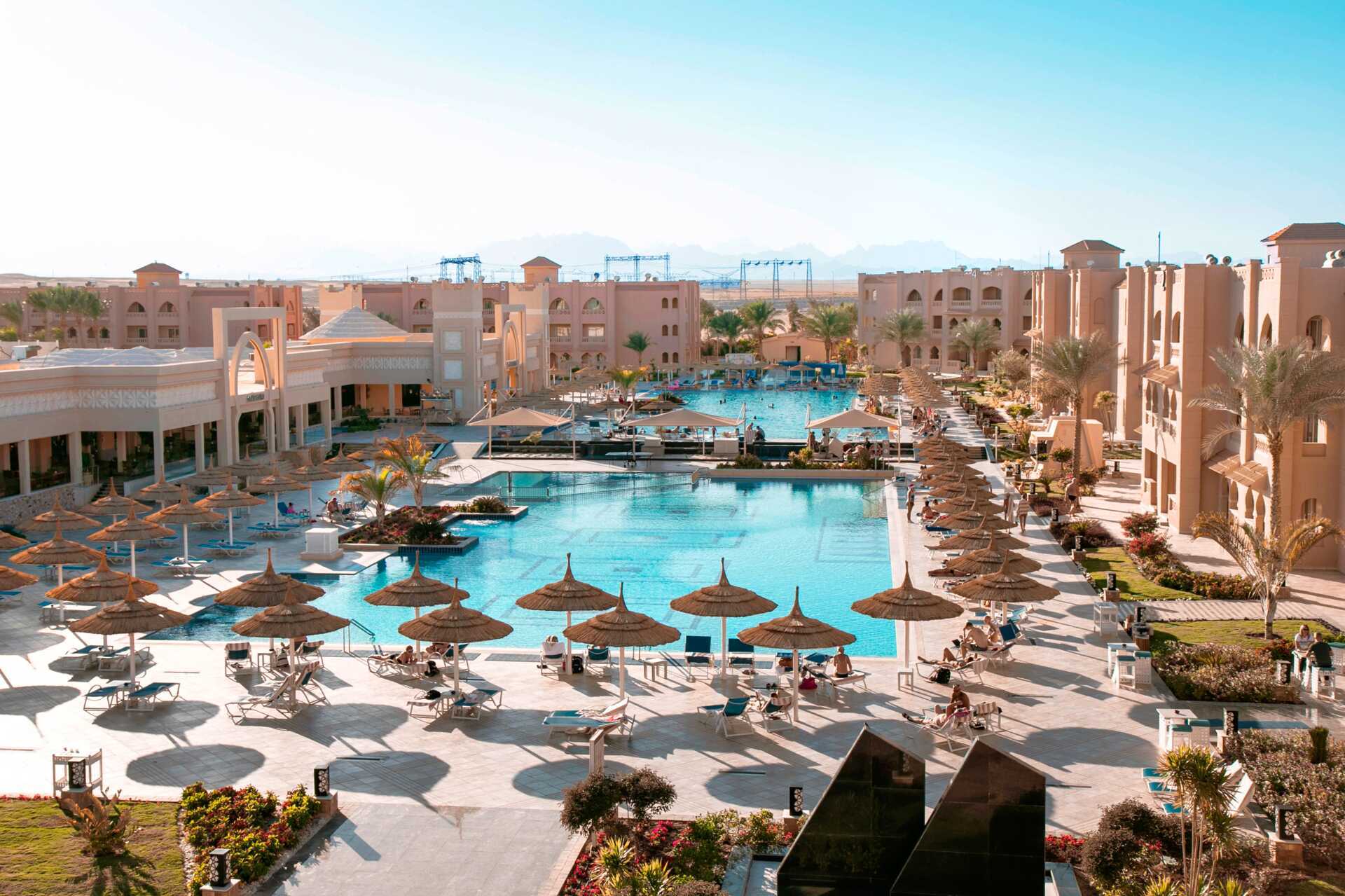 Zwembadgedeelte in het Aqua Vista hotel in Hurghada, Egypte.
