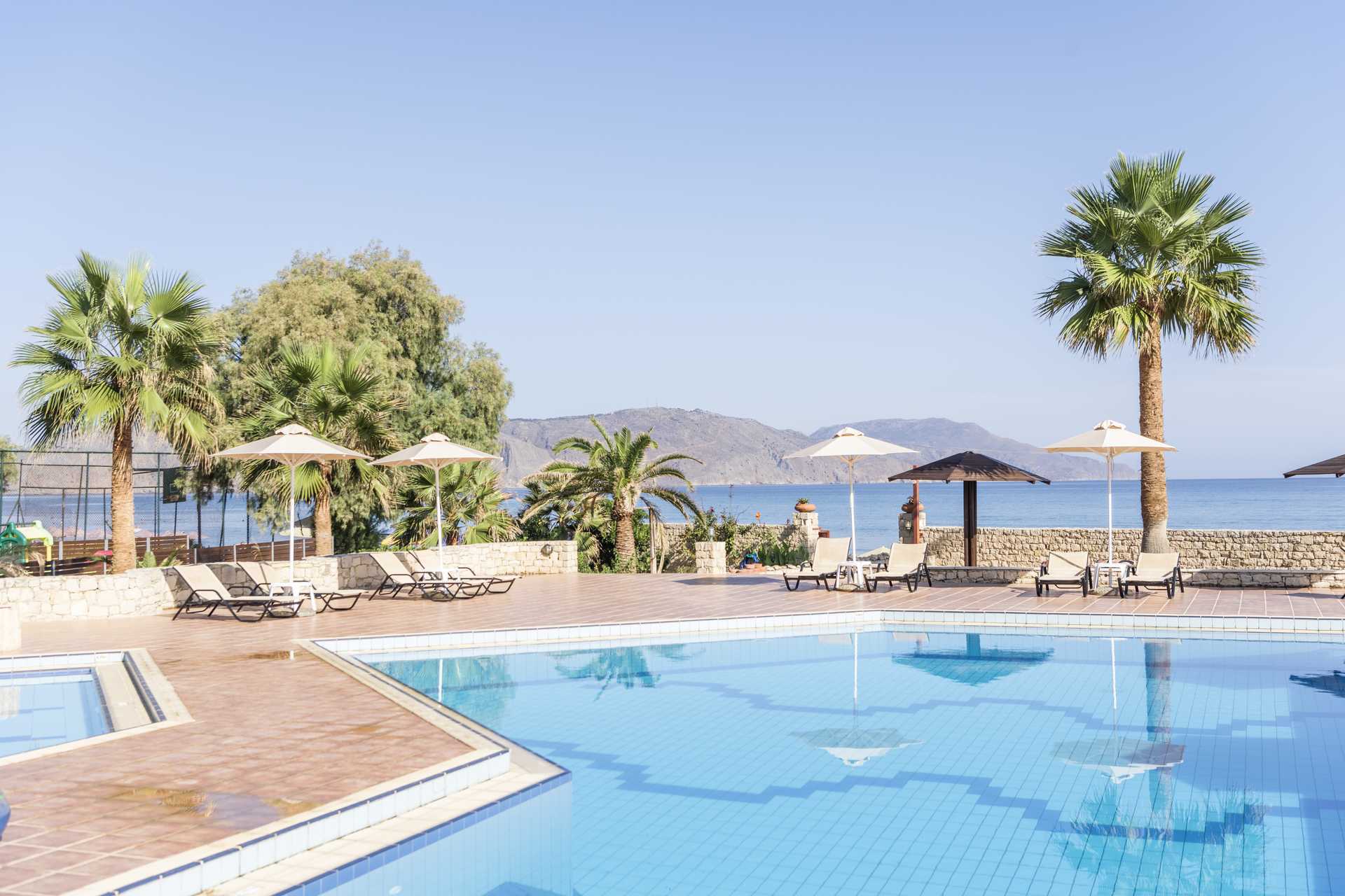 Het zwembadgedeelte van het Aquamar hotel op Kreta, Griekenland.