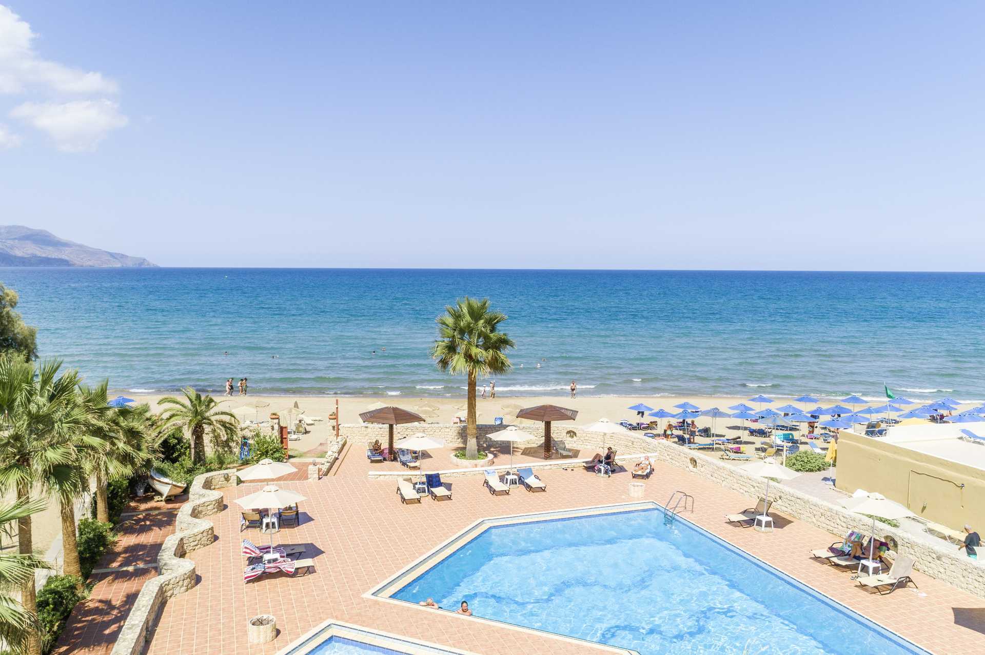 Het zwembadgedeelte van het Aquamar hotel op Kreta, Griekenland.