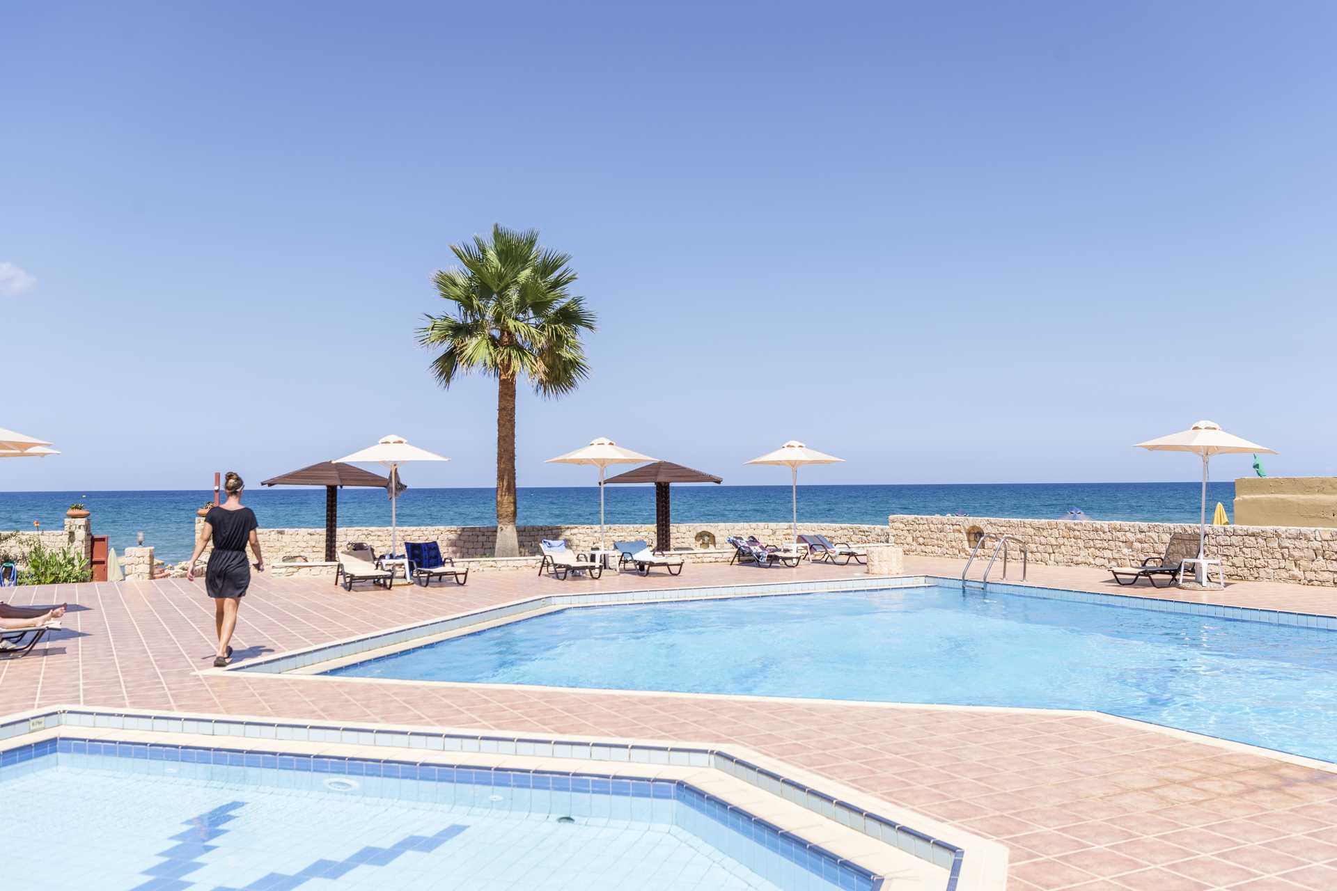Het zwembadgedeelte van het Aquamar hotel op Kreta, Griekenland.