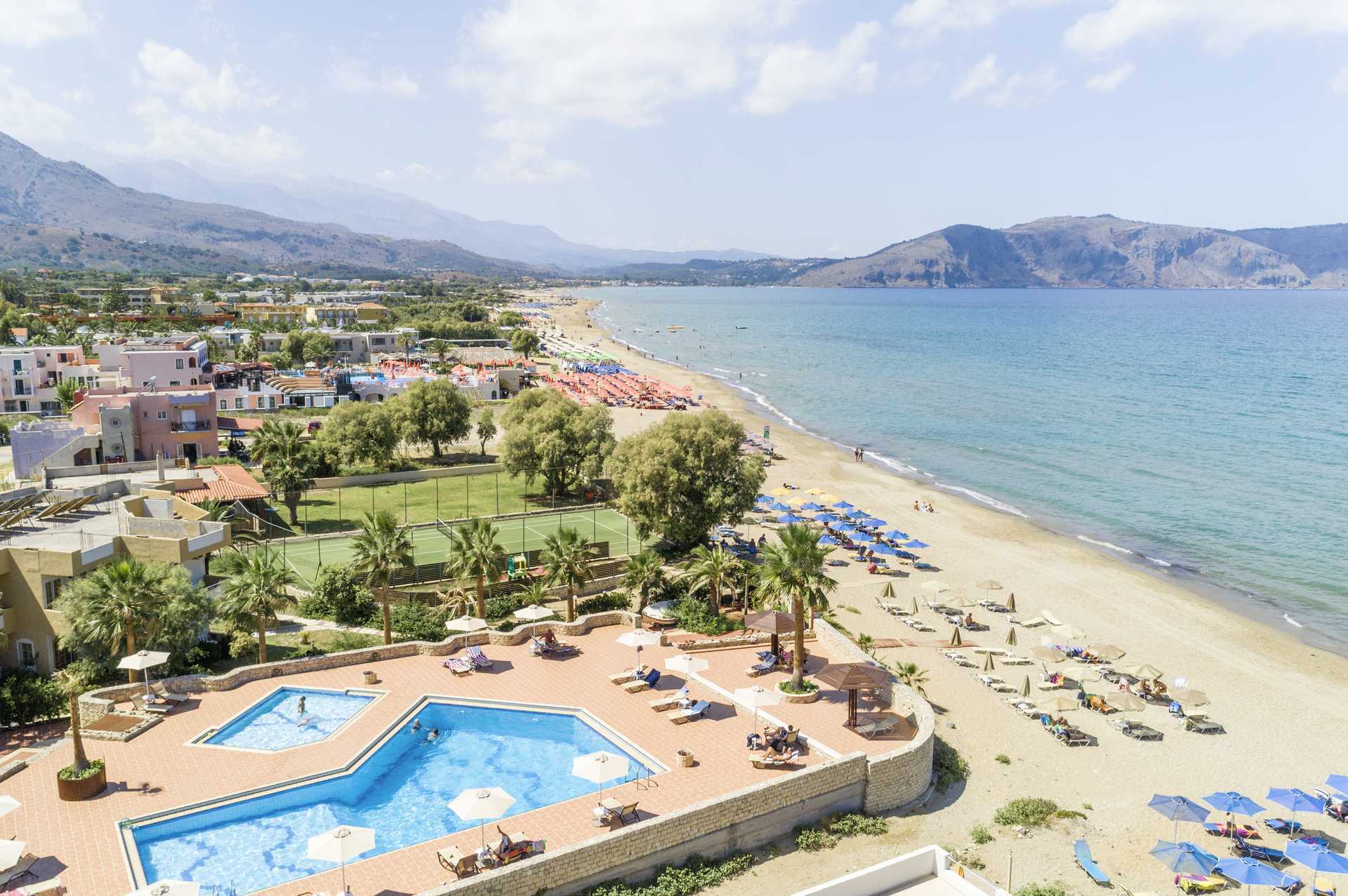 Zwembad en strand in het Aquamar hotel op Kreta, Griekenland.