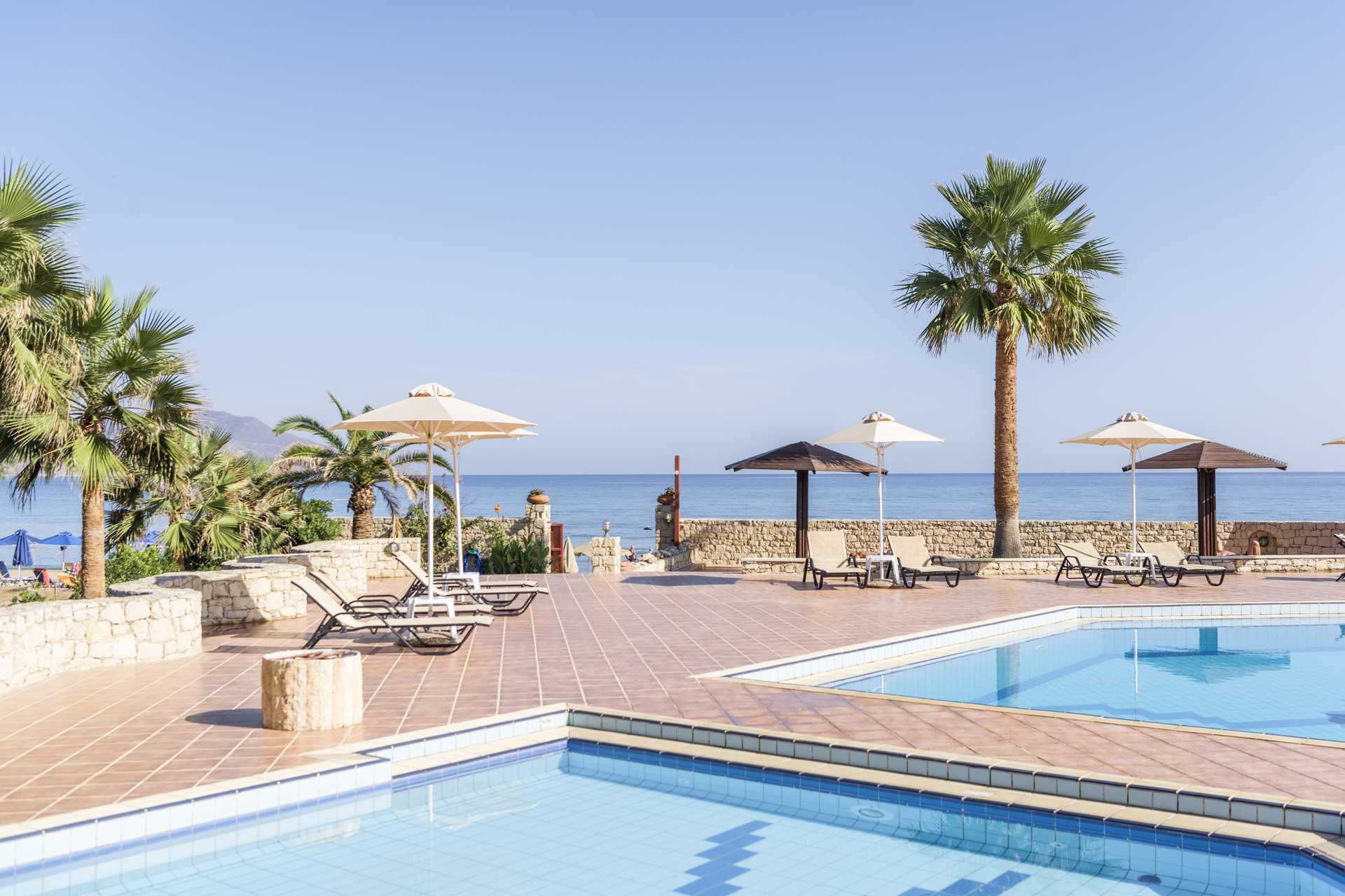 Het zwembadgedeelte van het Aquamar hotel op Kreta, Griekenland.