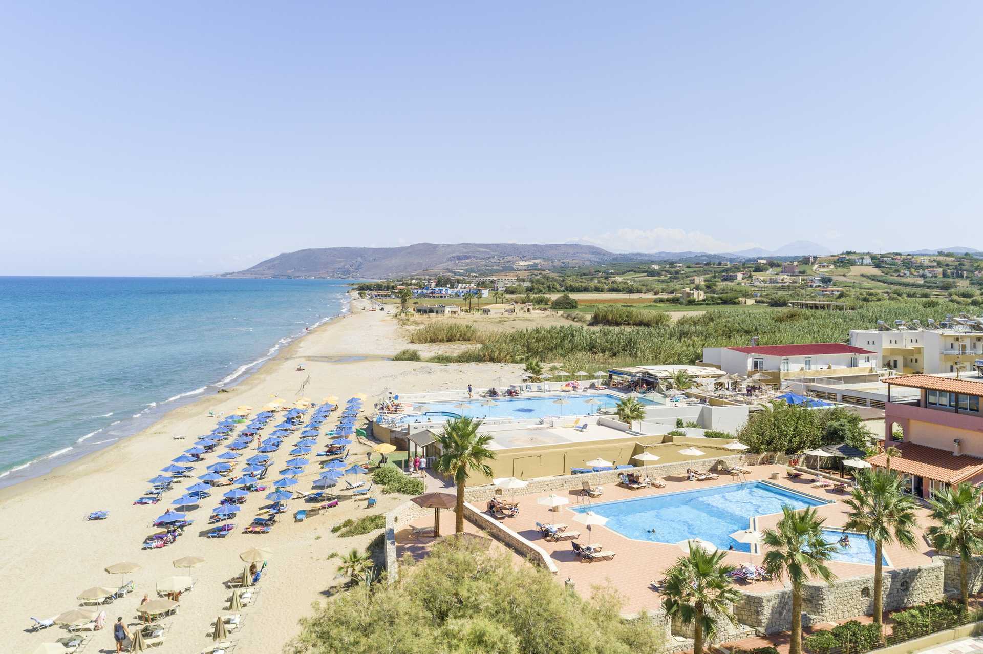 Het strand van het Aquamar hotel op Kreta, Griekenland.