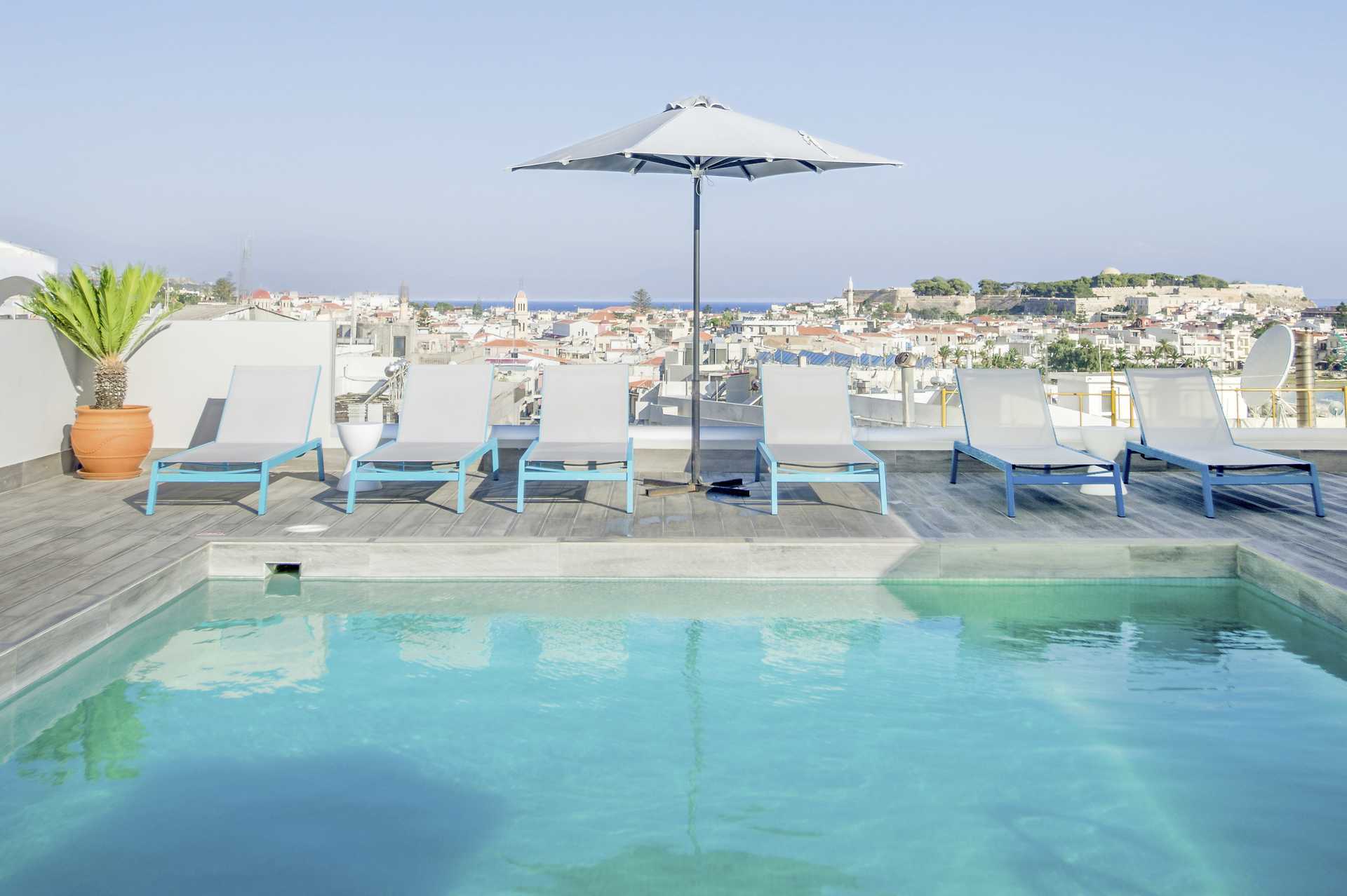 Het zwembadgedeelte van het Aquarius hotel in Rethymnon, Kreta.