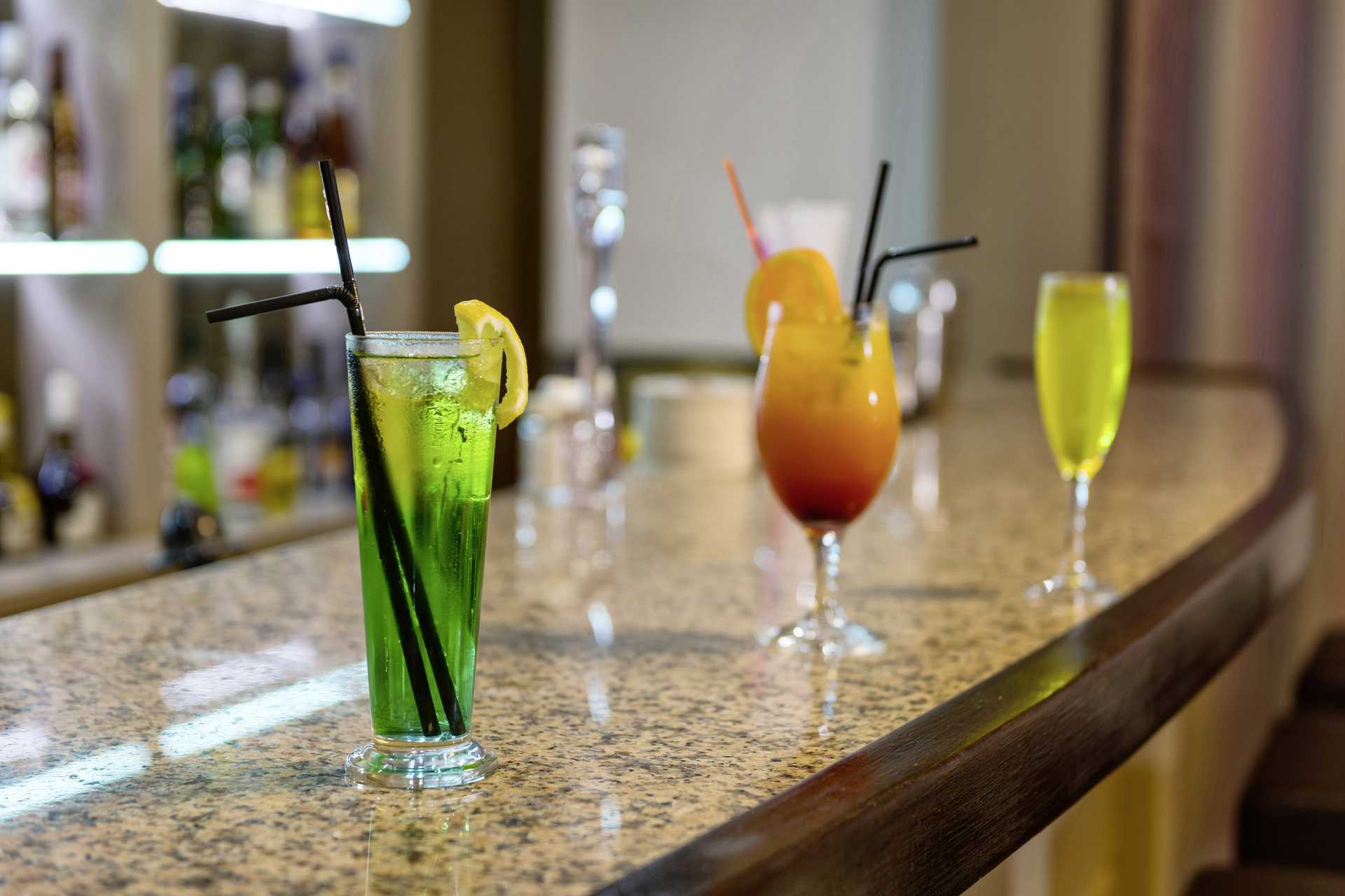 Bar in het hotel Ariadne aan de kust van Rethymnon op Kreta, Griekenland.