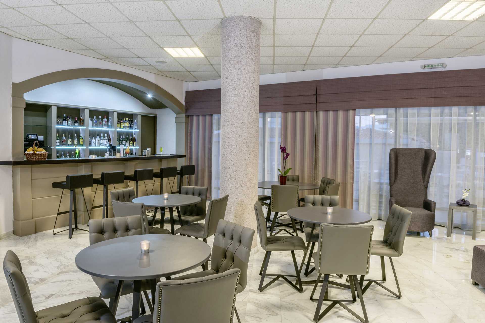 Bar in het hotel Ariadne aan de kust van Rethymnon op Kreta, Griekenland.