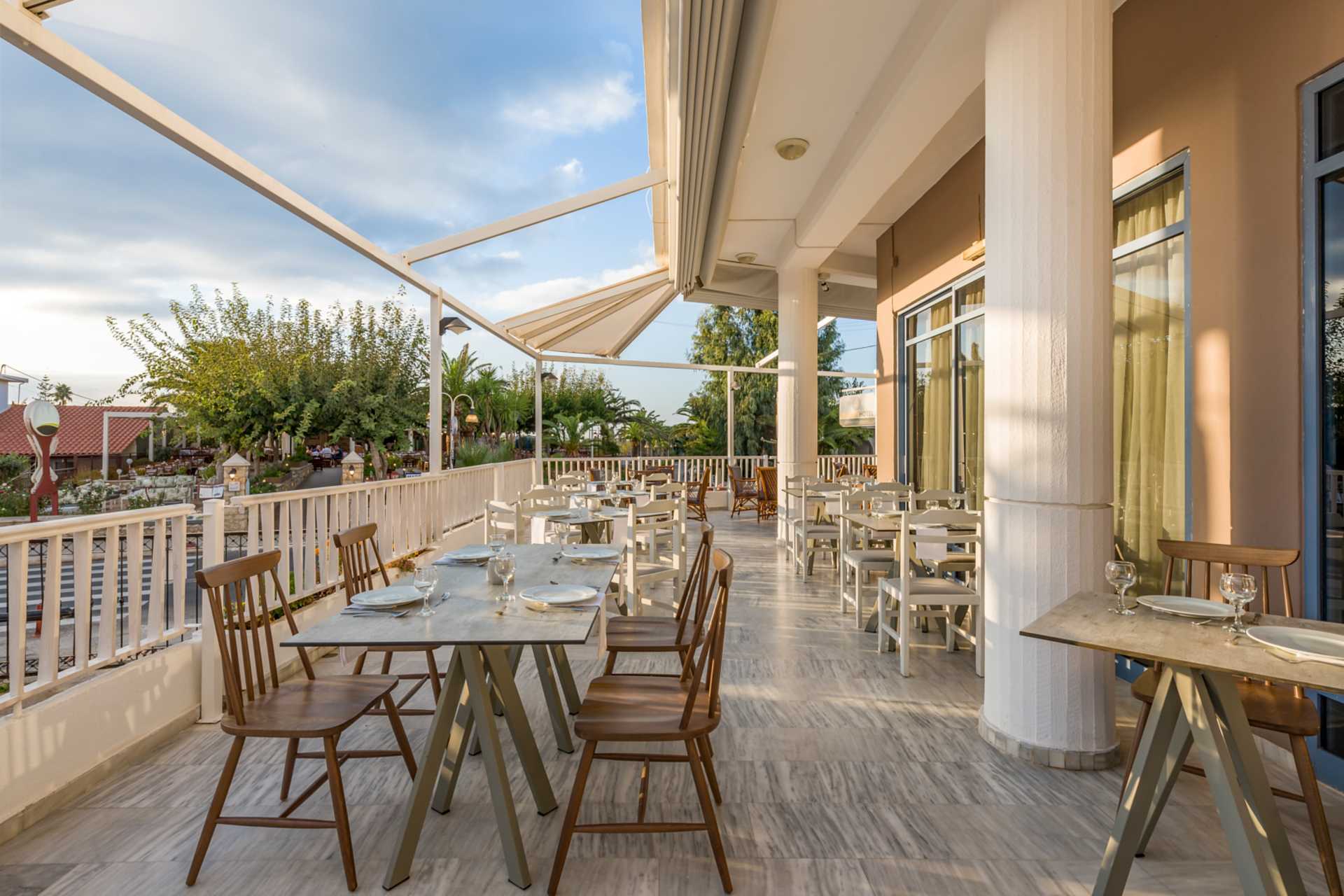 Restaurant in het hotel Ariadne aan de kust van Rethymnon op Kreta, Griekenland.