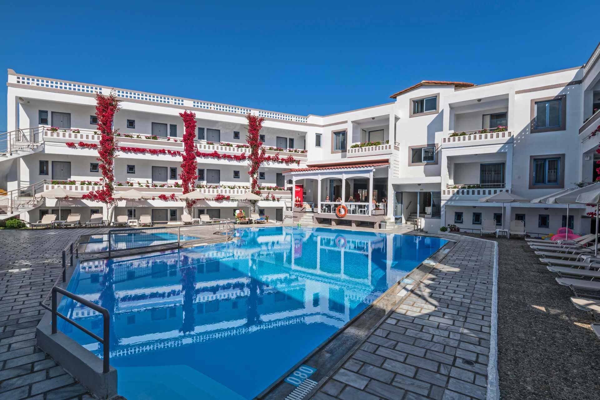Het zwembadgedeelte van hotel Ariadne aan de kust van Rethymnon op Kreta, Griekenland.