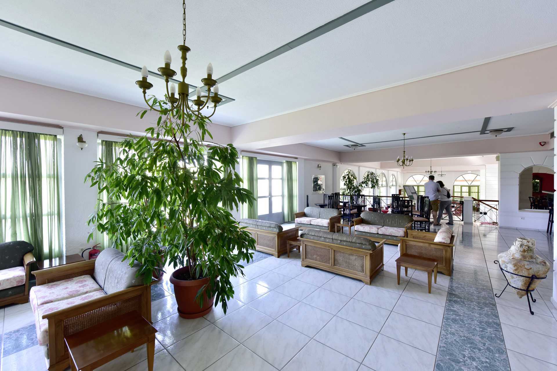 De lobby van het hotel Arion in Kokkari, Samos.