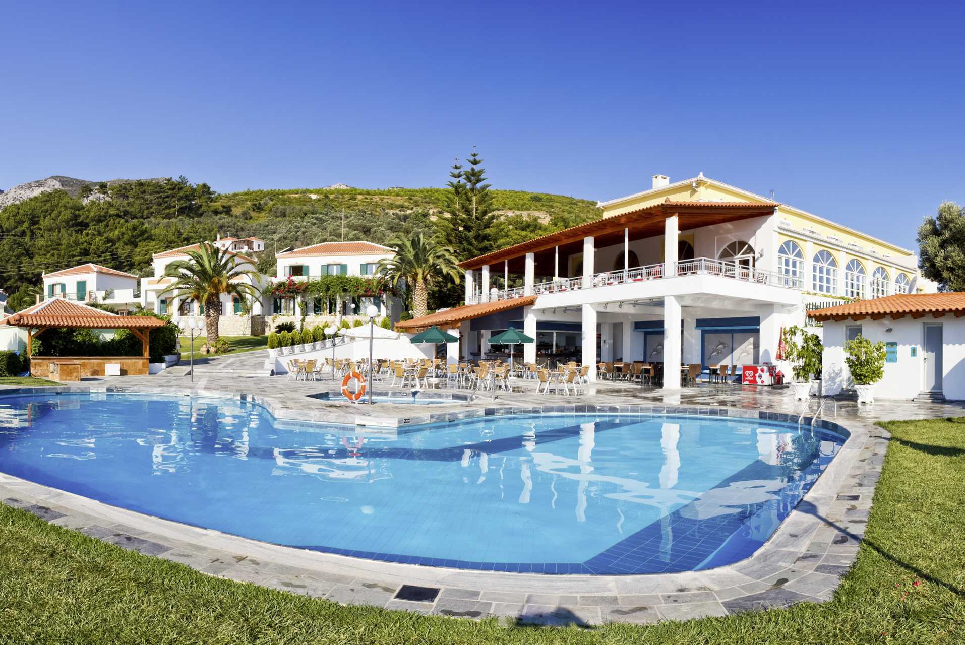 Zwembad bij hotel Arion in Kokkari, Samos.