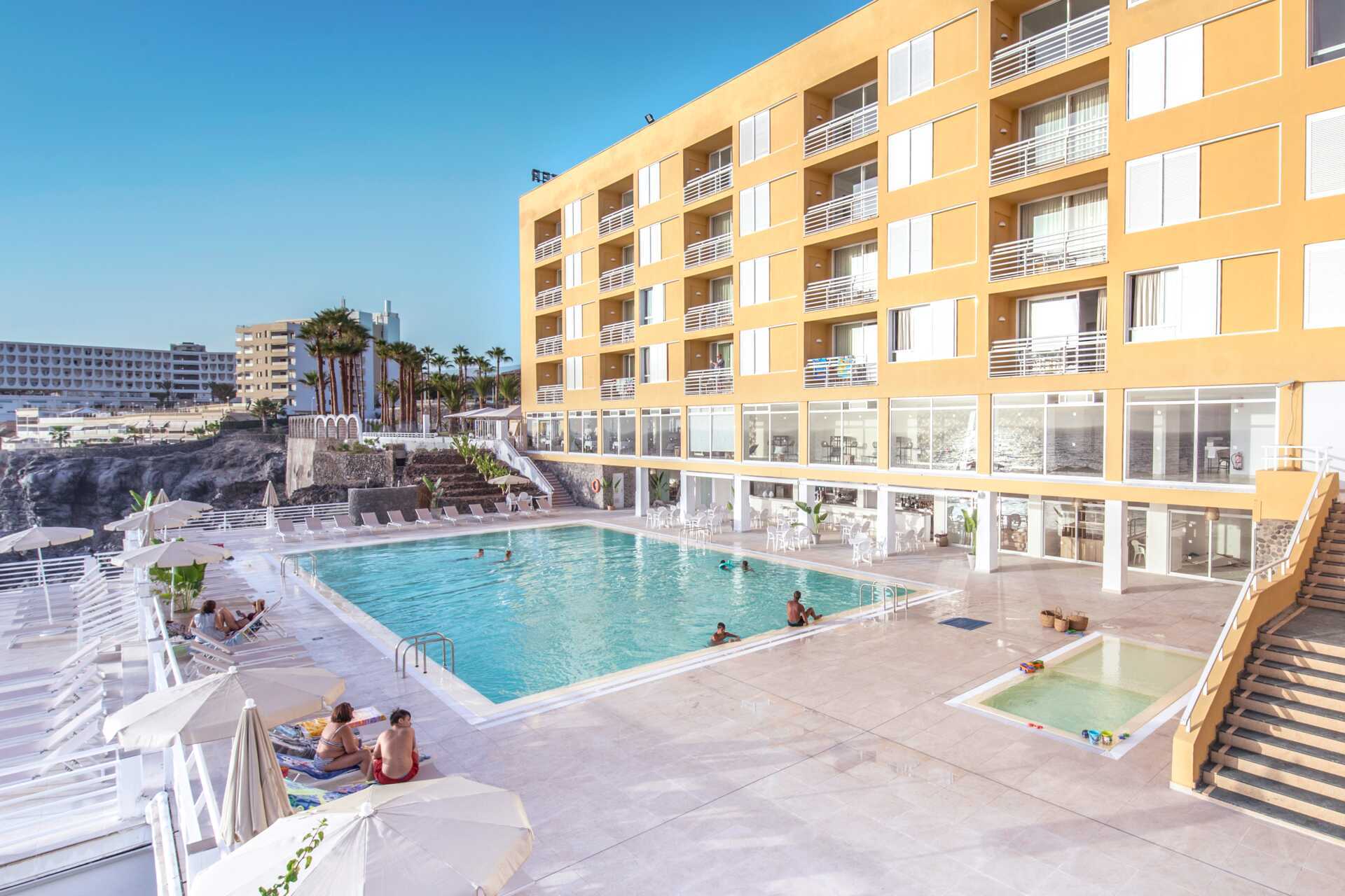 Zwembadgedeelte bij hotel Atlantic Holiday, Tenerife.