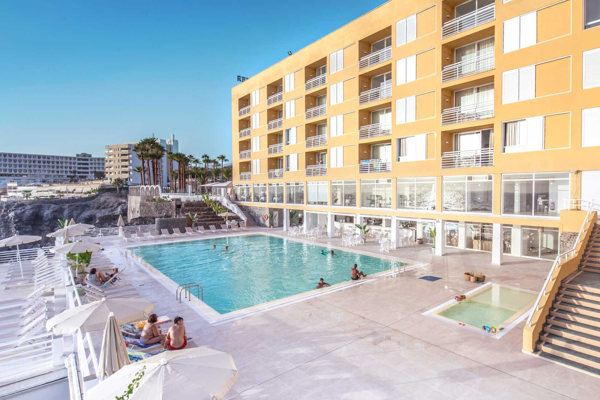 Zwembadgedeelte bij hotel Atlantic Holiday, Tenerife.