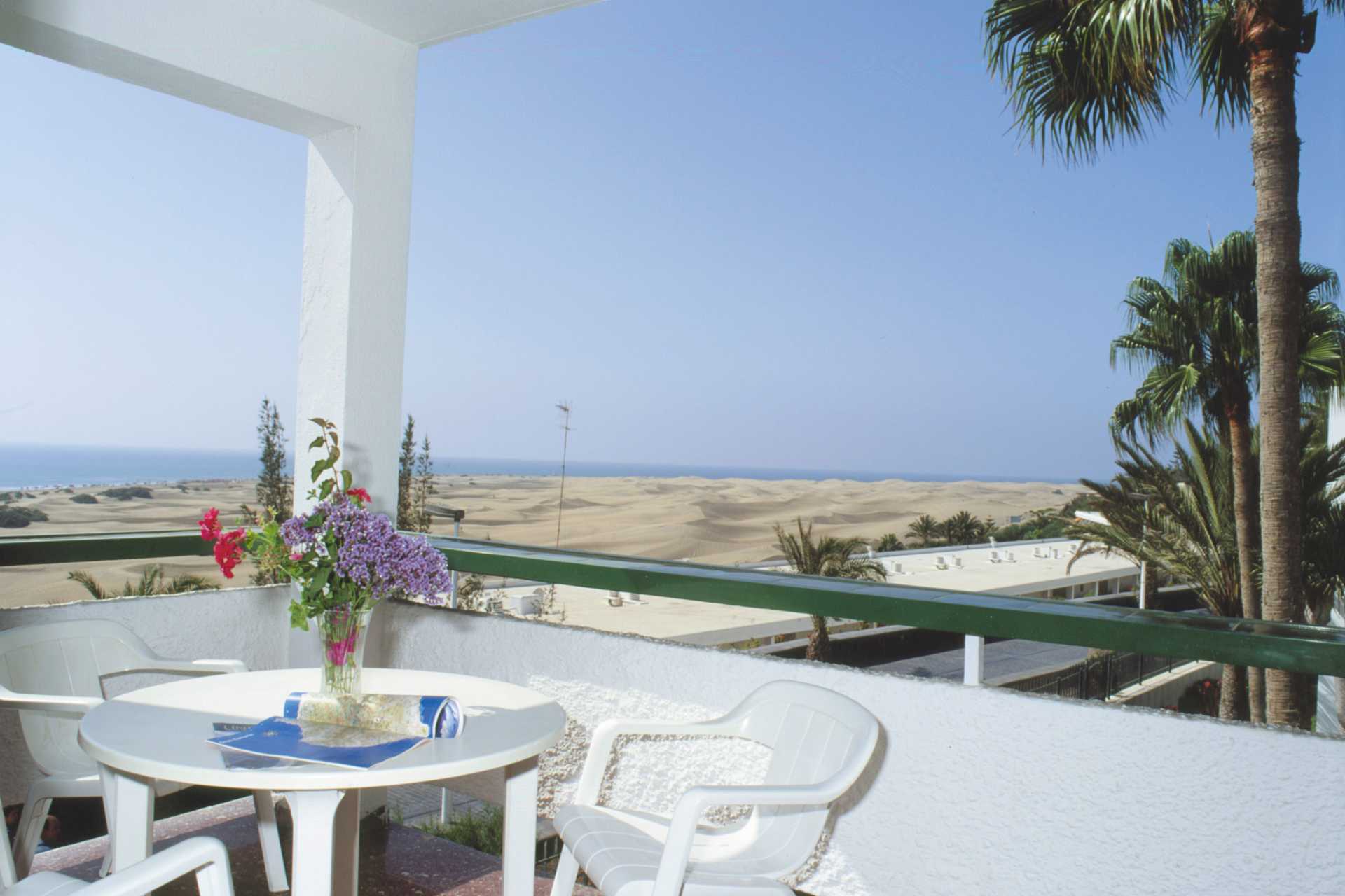 Balkon aan één van de tweekamerappartementen van Hotel Arco Iris in Playa del Ingles op Gran Canaria.