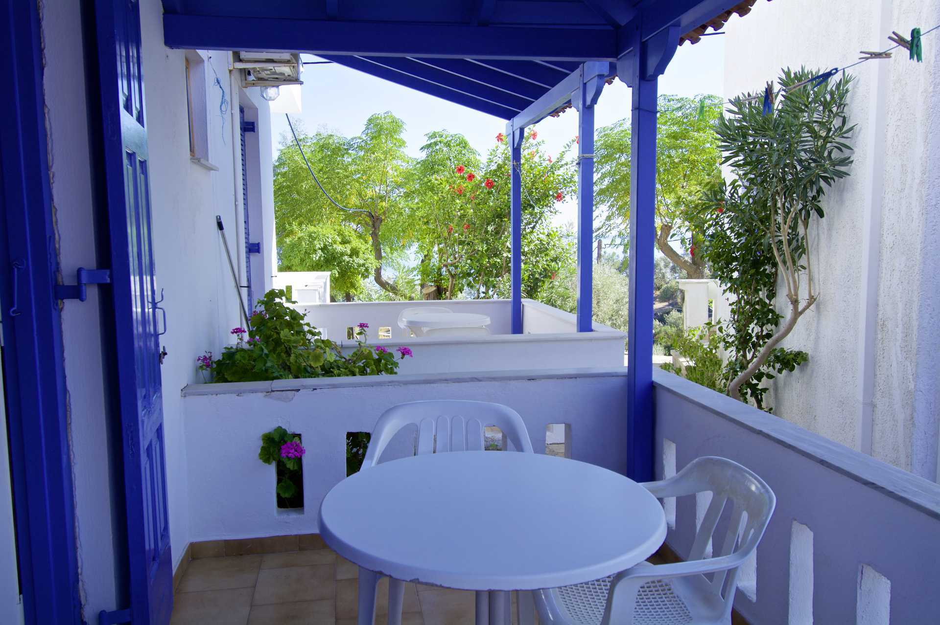 Balkon bij appartementenhotel Aspres in Votsalakia, Samos.