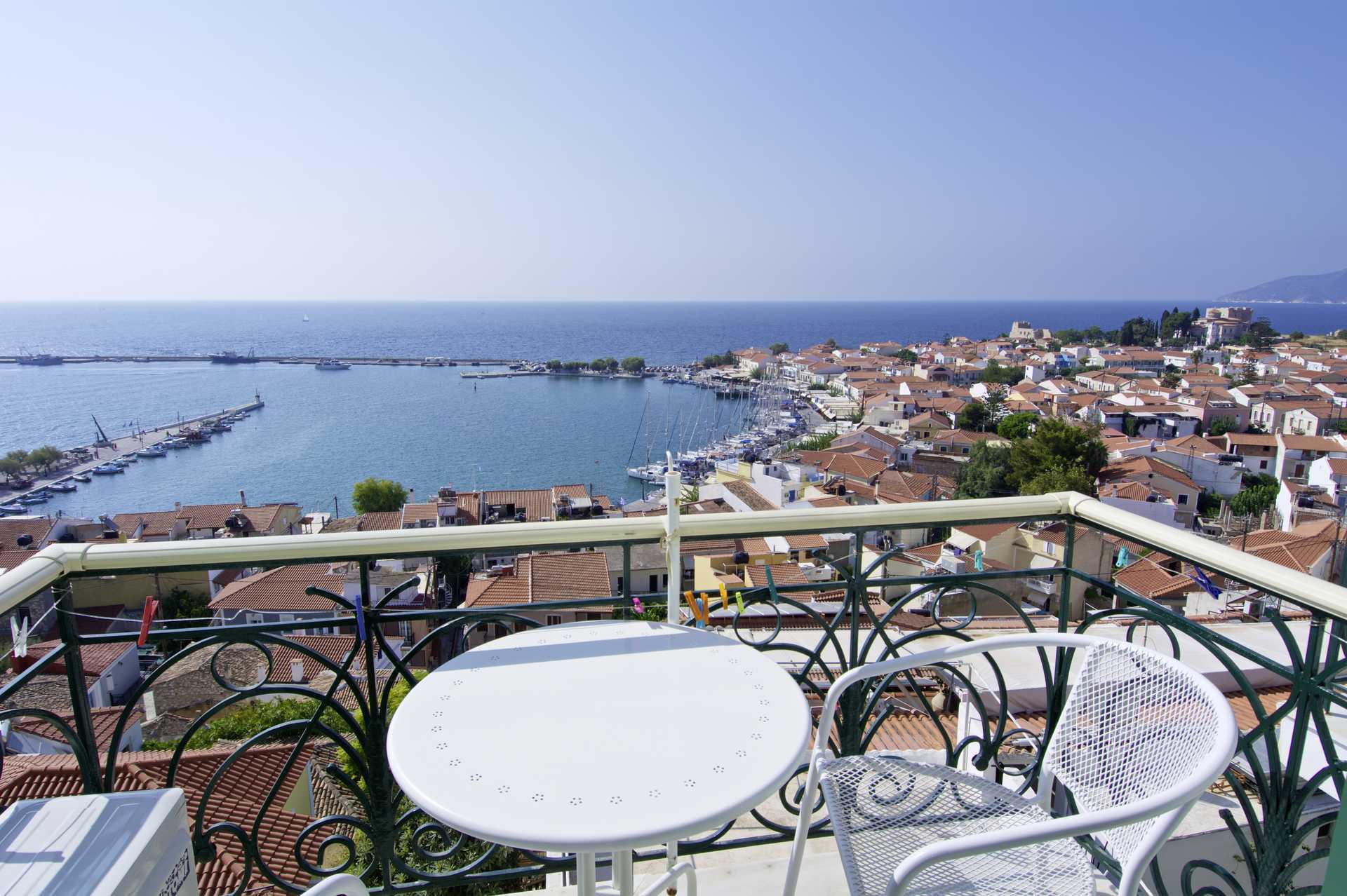 Balkon bij Hotel Panorama op Samos, Griekenland.