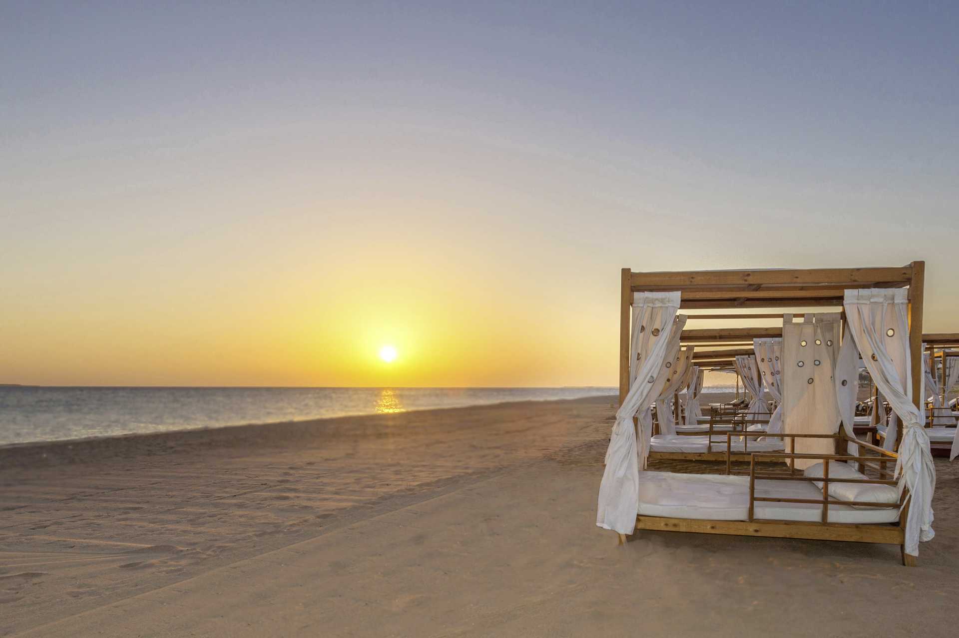 Het strand van het Baron Palace Resort Hotel in Sahl Hasheesh, Egypte.