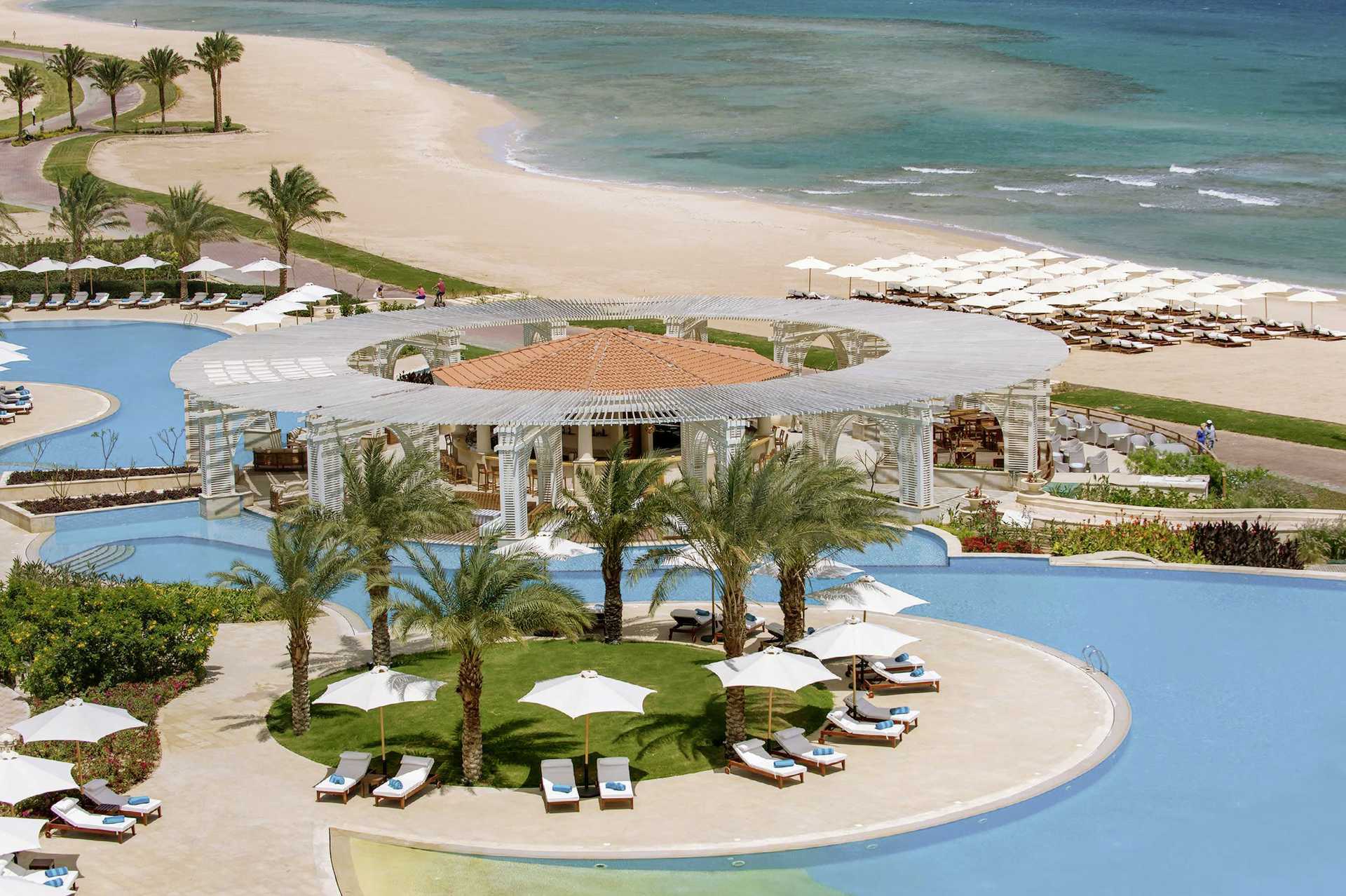 Zwembad bij Hotel Baron Palace Resort in Sahl Hasheesh, Egypte.