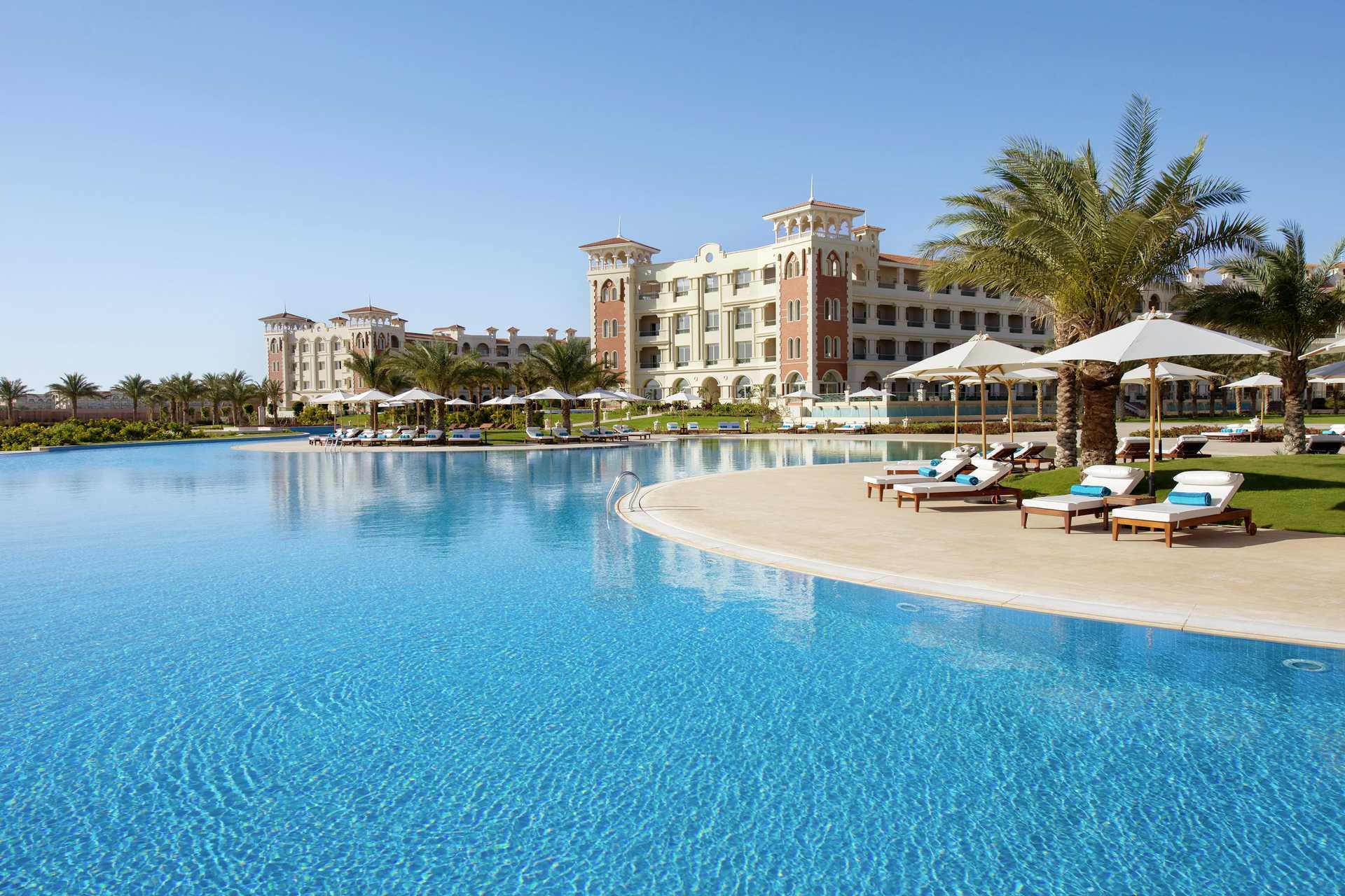 Zwembad bij Hotel Baron Palace Resort in Sahl Hasheesh, Egypte.